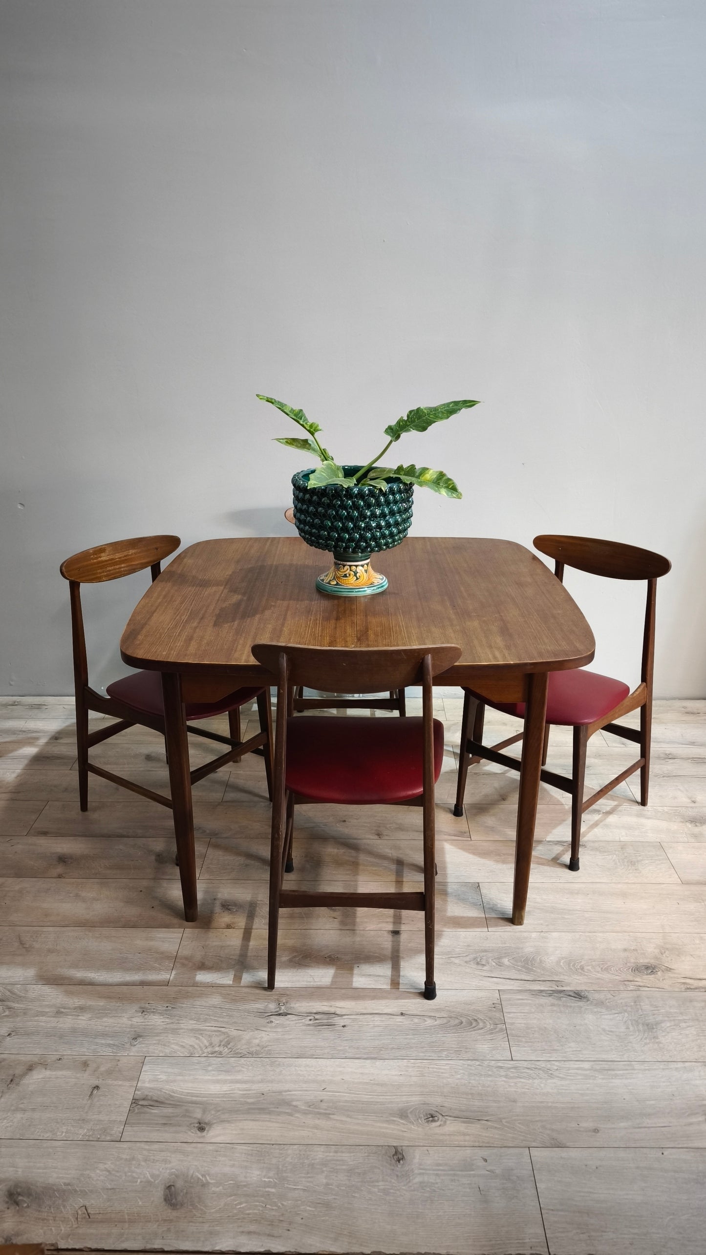 87434 Tavolo allungabile in legno di teak + 4 sedie con seduta rossa anni '60