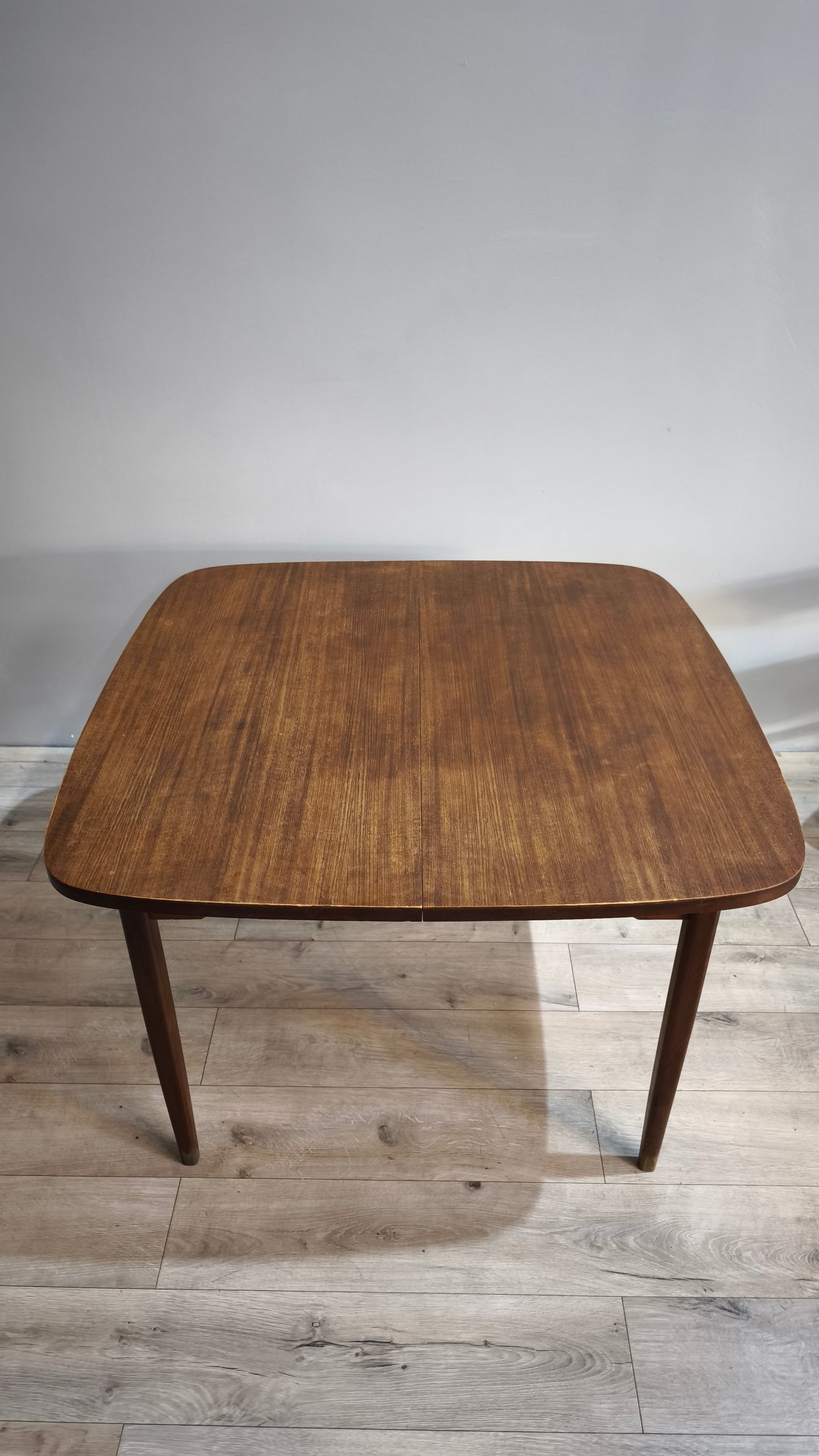 87434 Tavolo allungabile in legno di teak + 4 sedie con seduta rossa anni '60