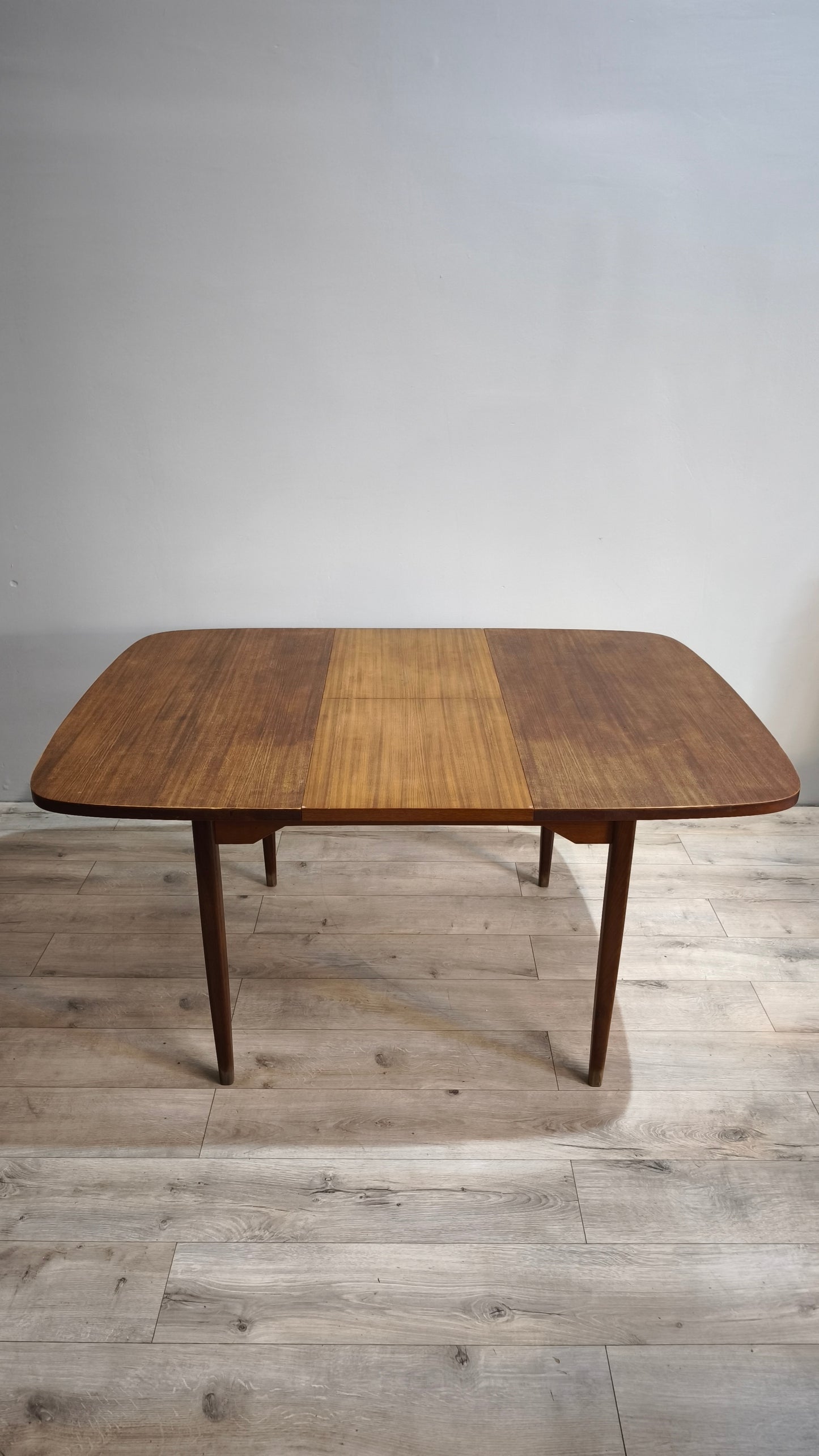 87434 Tavolo allungabile in legno di teak + 4 sedie con seduta rossa anni '60