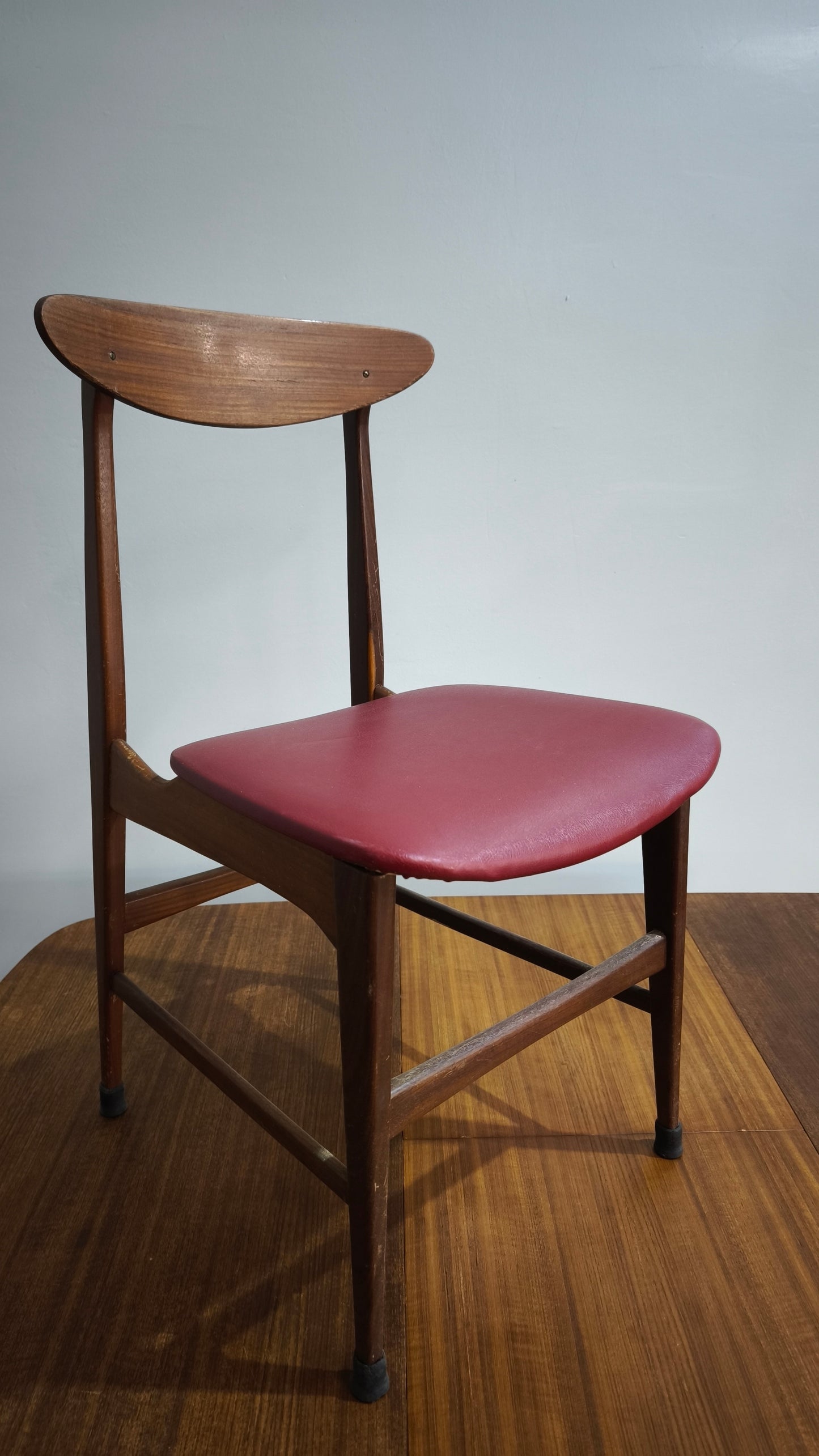 87434 Tavolo allungabile in legno di teak + 4 sedie con seduta rossa anni '60