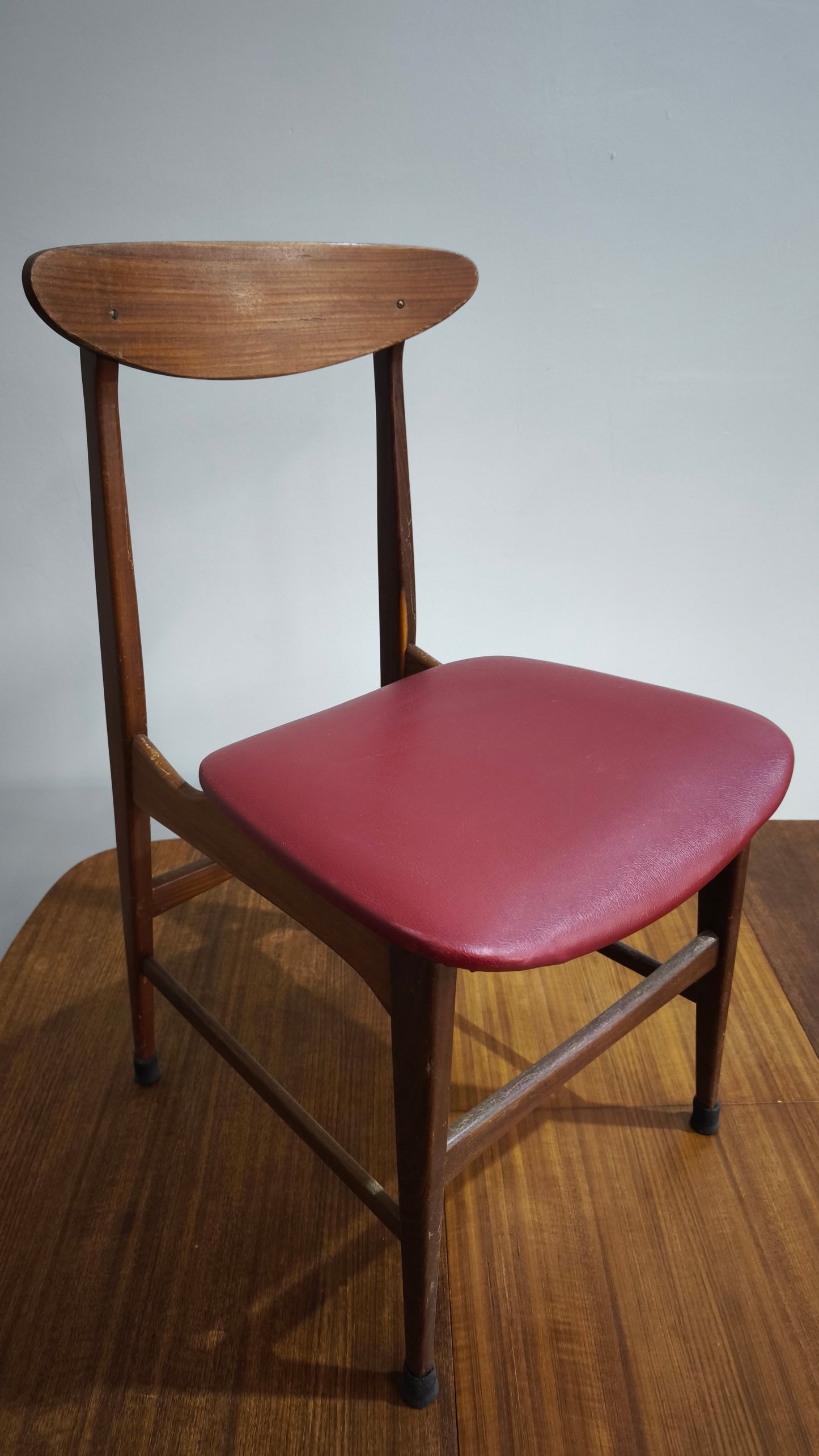 87434 Tavolo allungabile in legno di teak + 4 sedie con seduta rossa anni '60