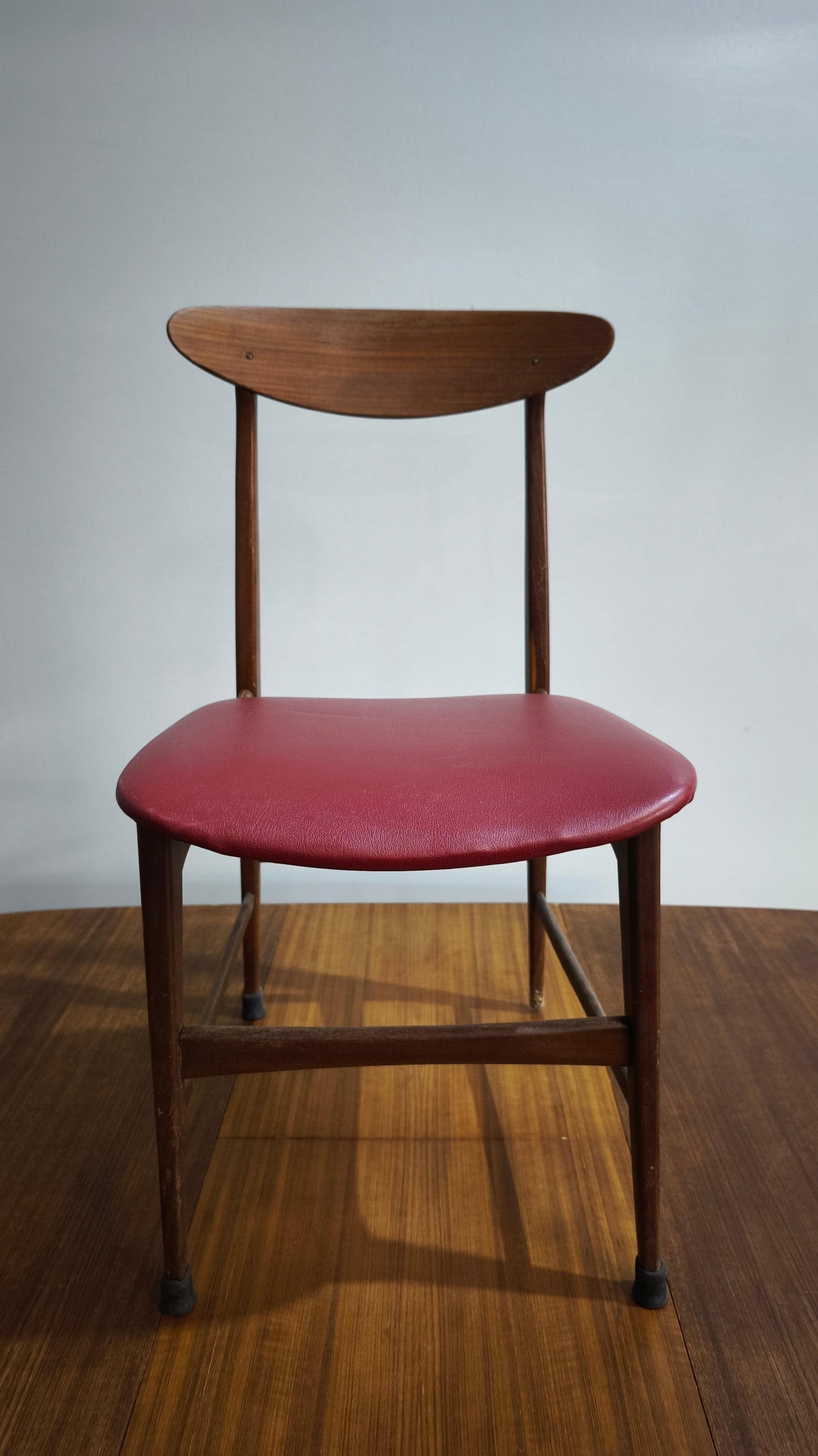 87434 Tavolo allungabile in legno di teak + 4 sedie con seduta rossa anni '60