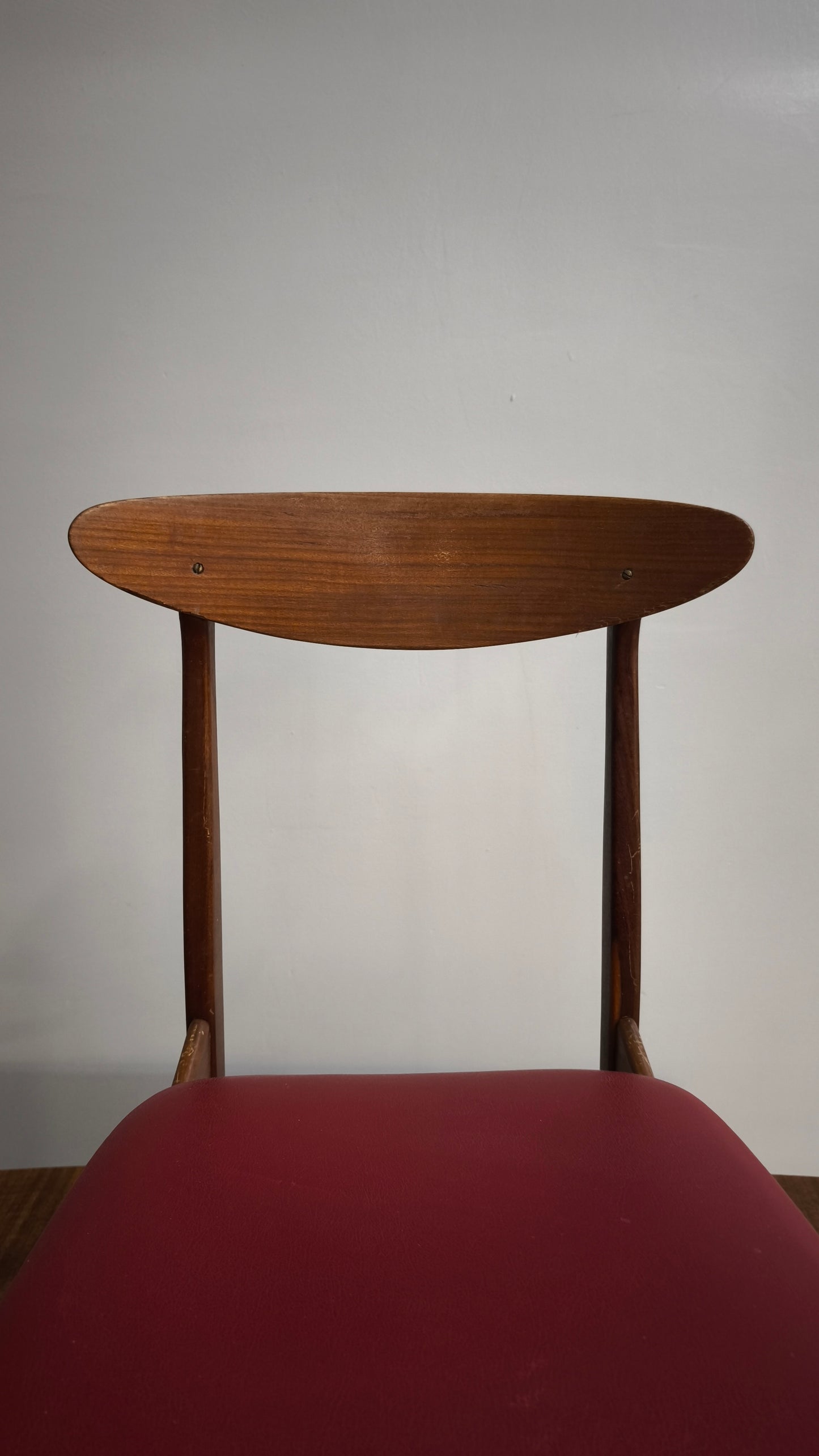 87434 Tavolo allungabile in legno di teak + 4 sedie con seduta rossa anni '60