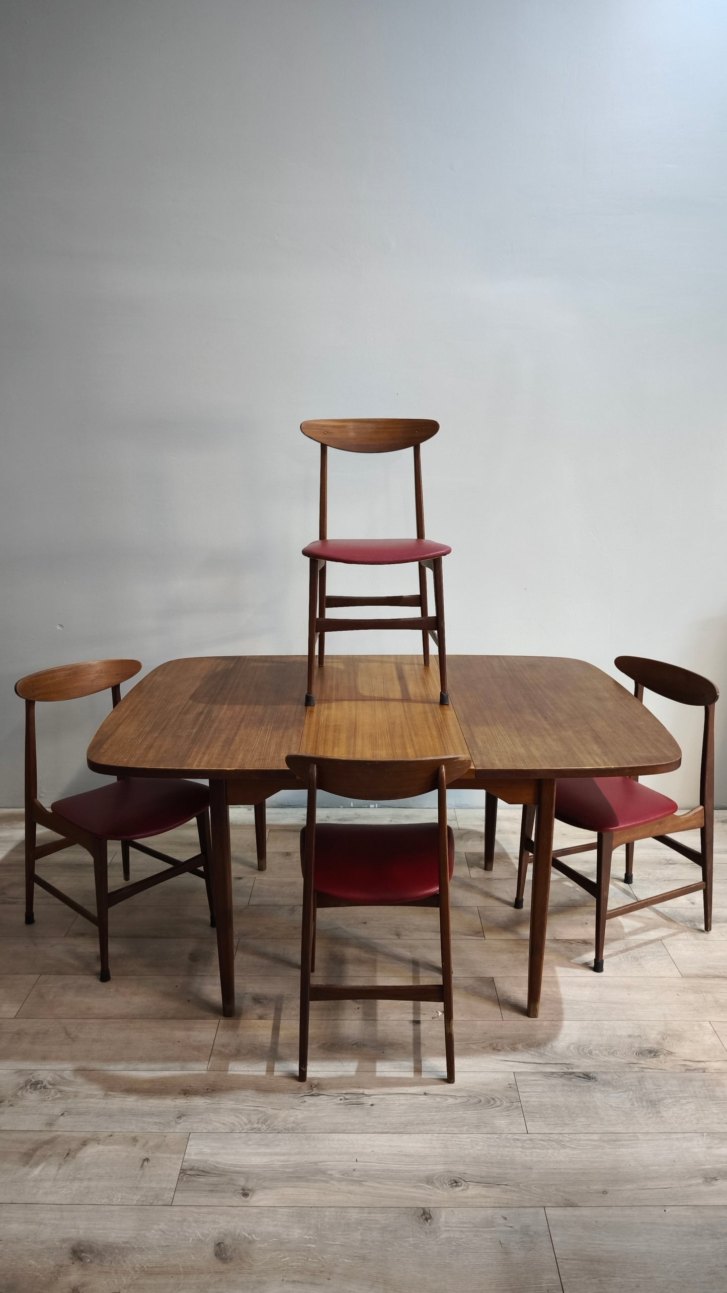 87434 Tavolo allungabile in legno di teak + 4 sedie con seduta rossa anni '60