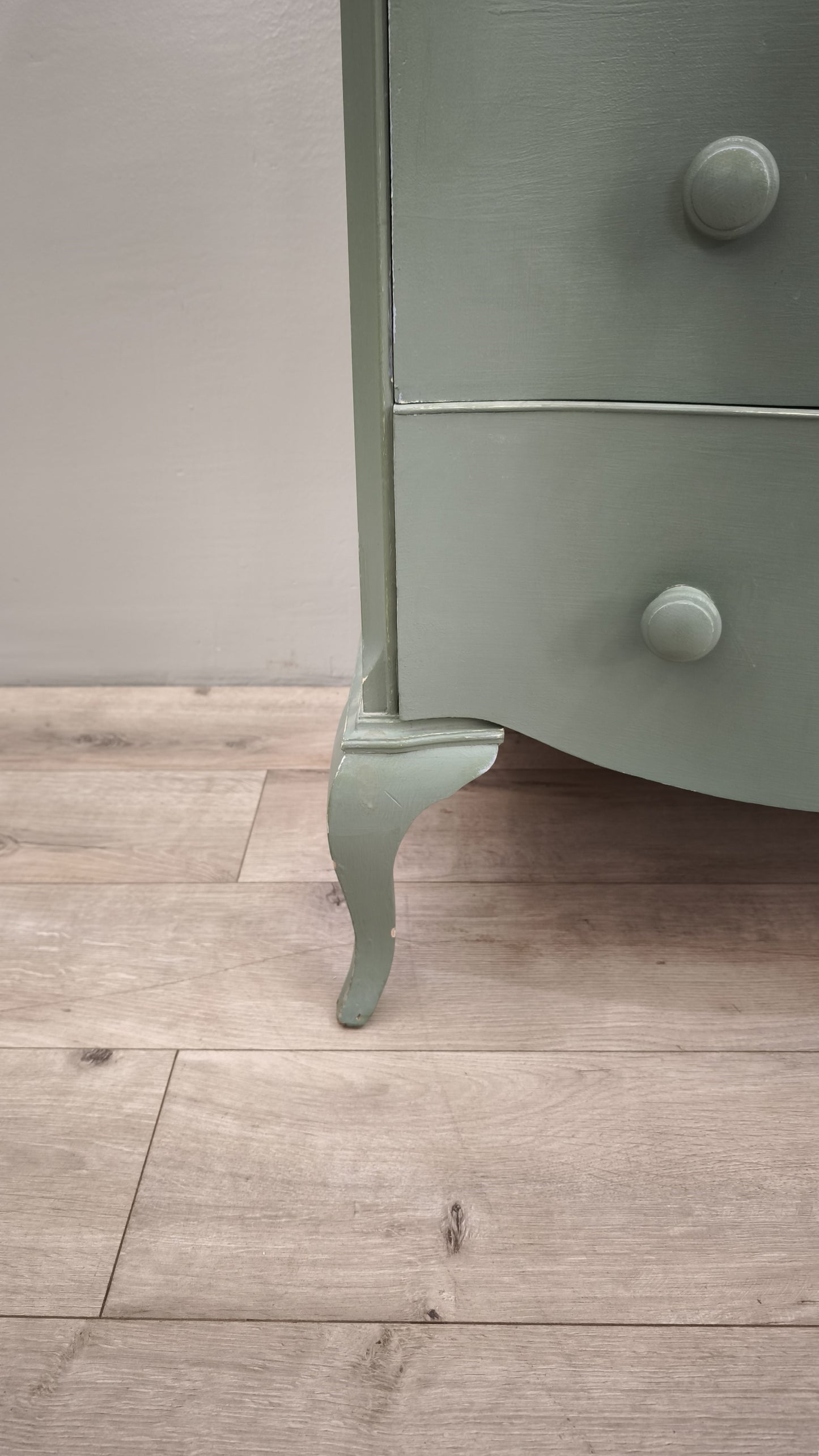 87415 Cassettiera alta verde con piedi a sciabola