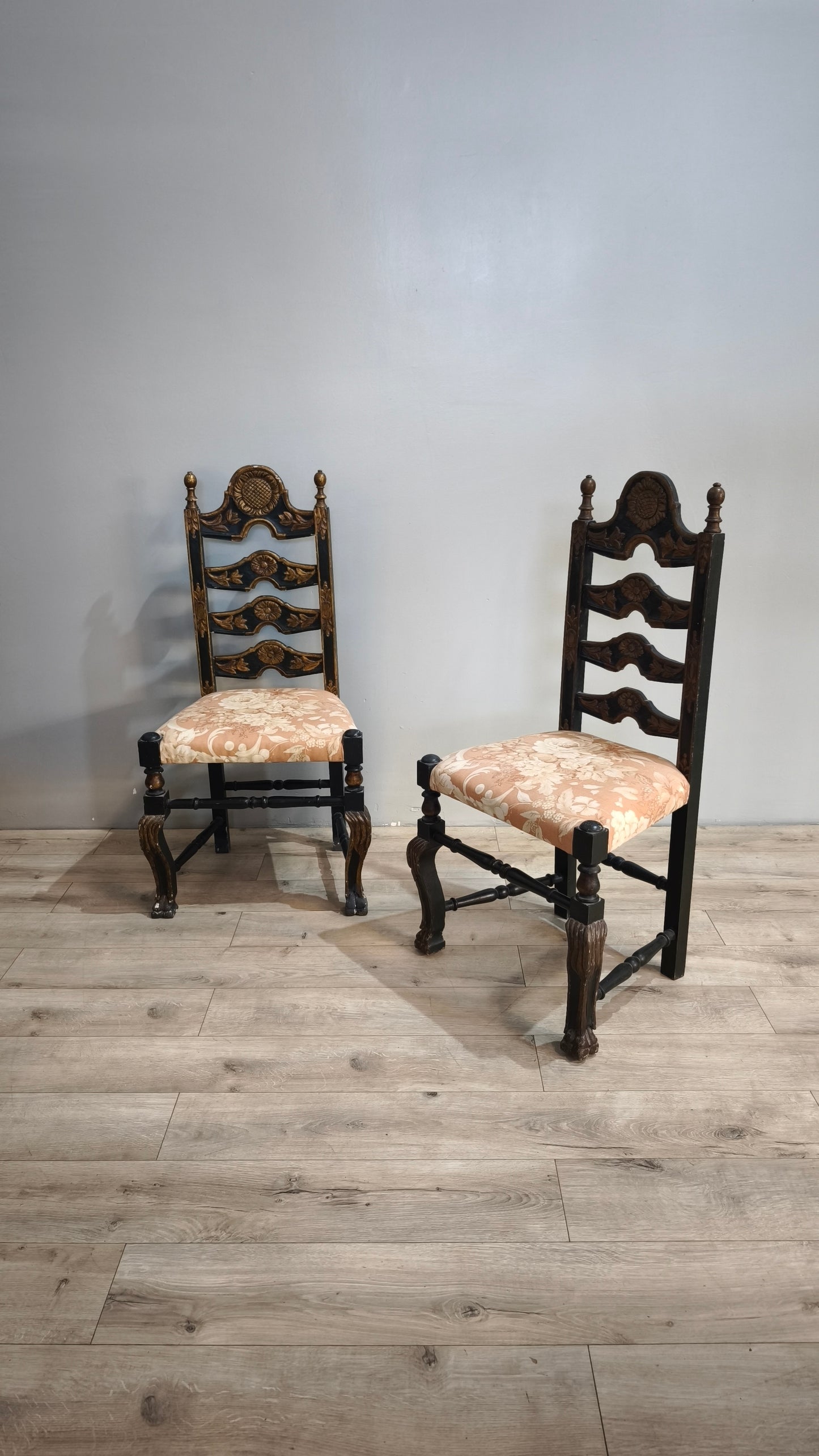 87417-2 Sedia in legno intagliato con seduta imbottita