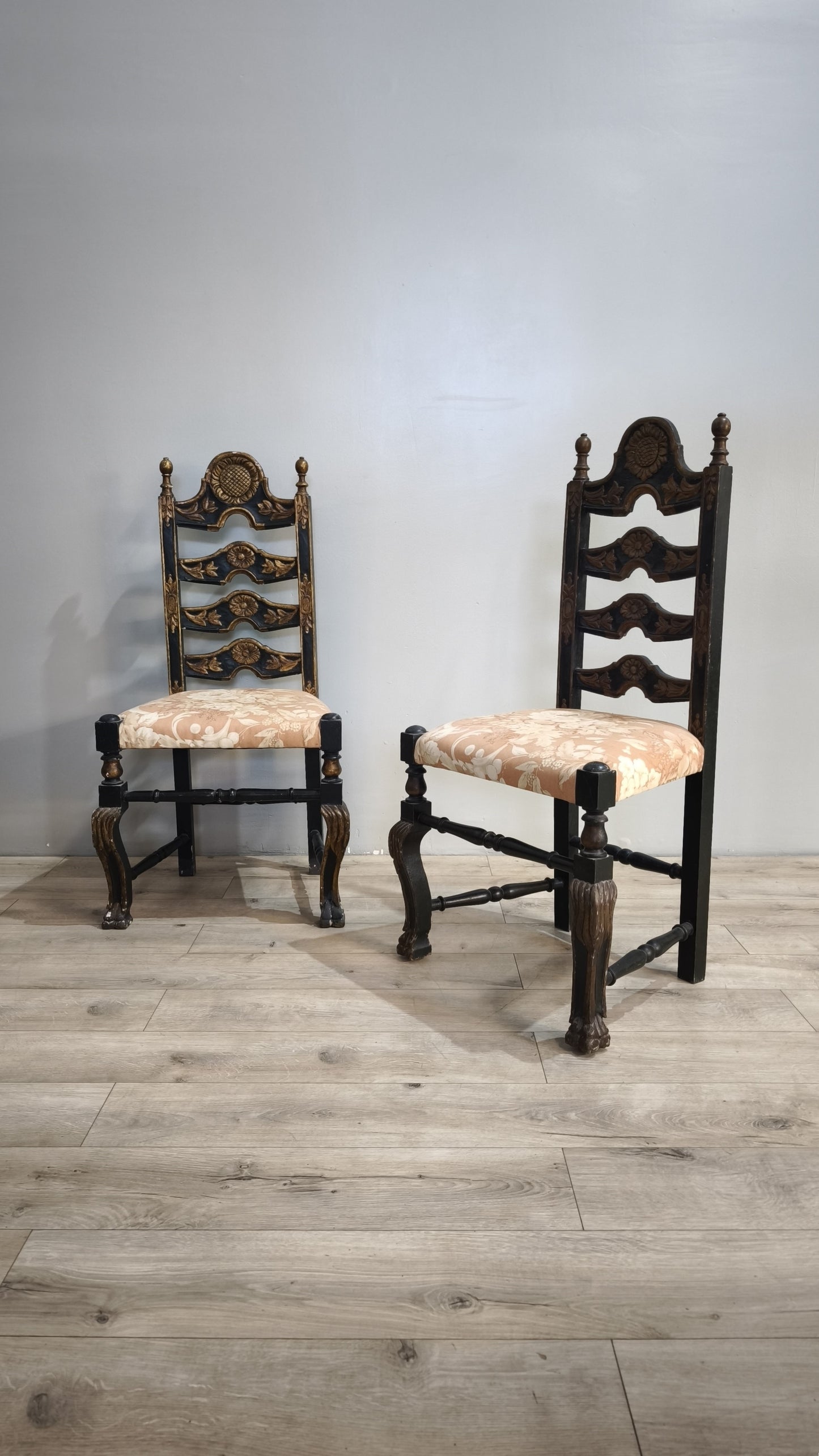 87417-2 Sedia in legno intagliato con seduta imbottita