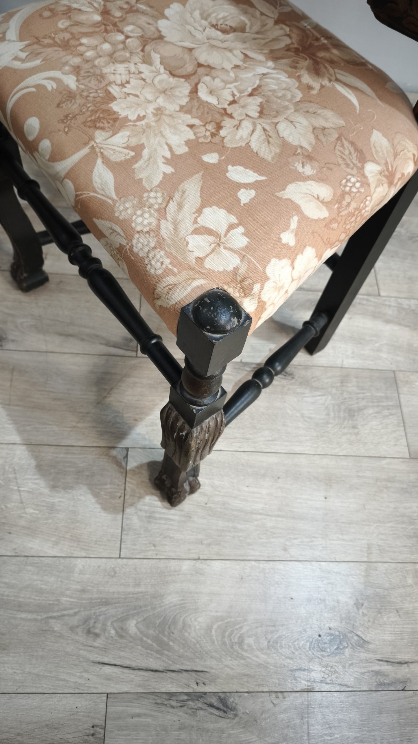 87417-2 Sedia in legno intagliato con seduta imbottita
