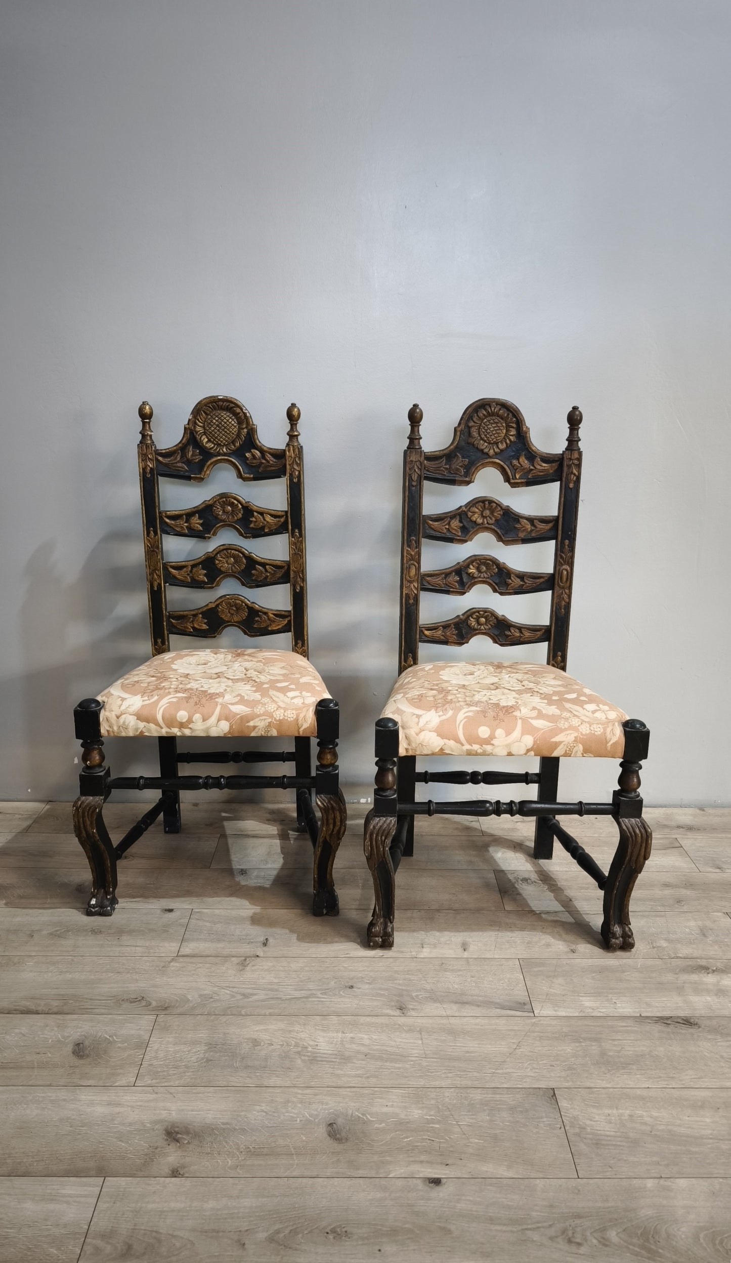87417-2 Sedia in legno intagliato con seduta imbottita