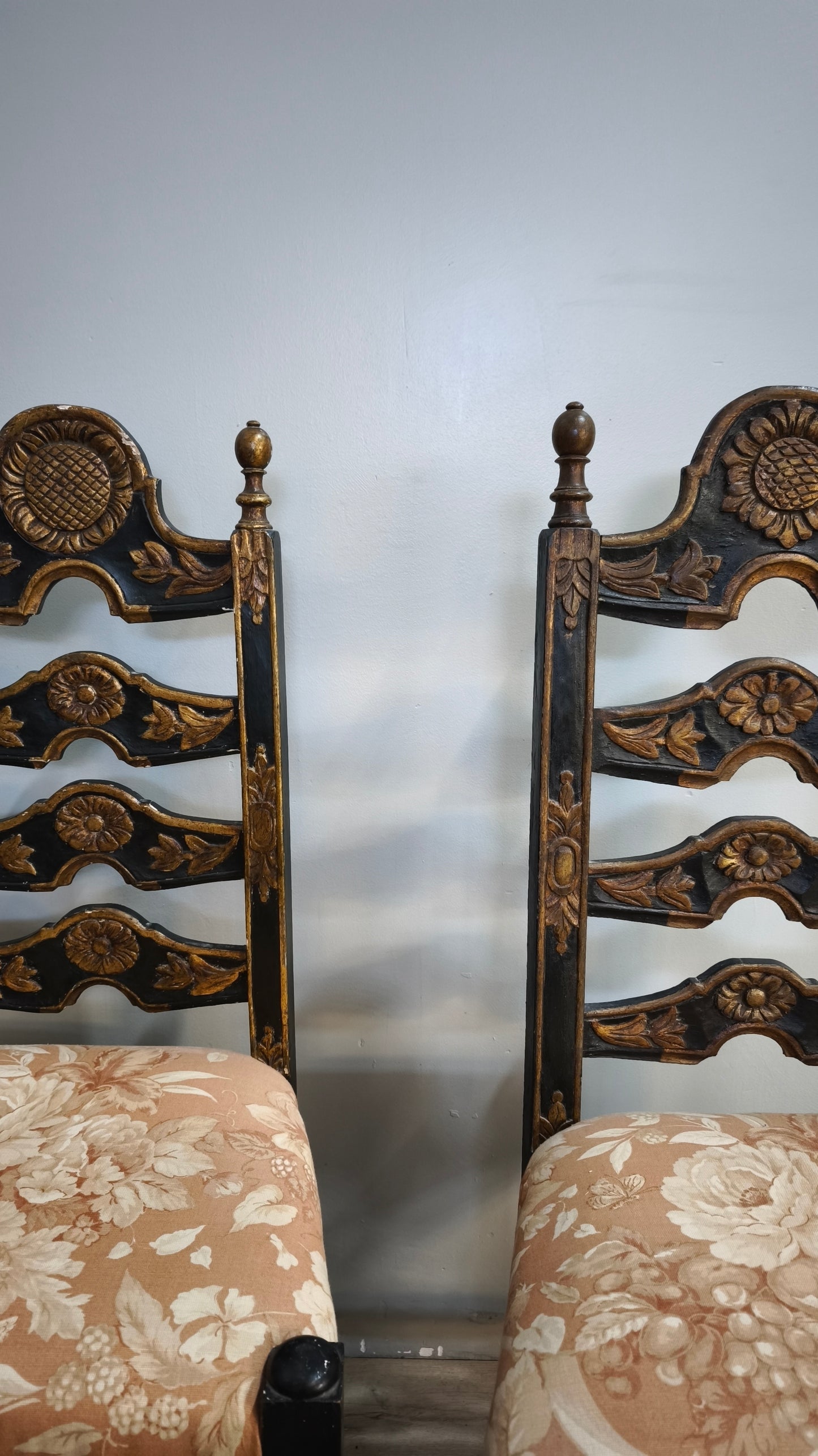 87417-2 Sedia in legno intagliato con seduta imbottita