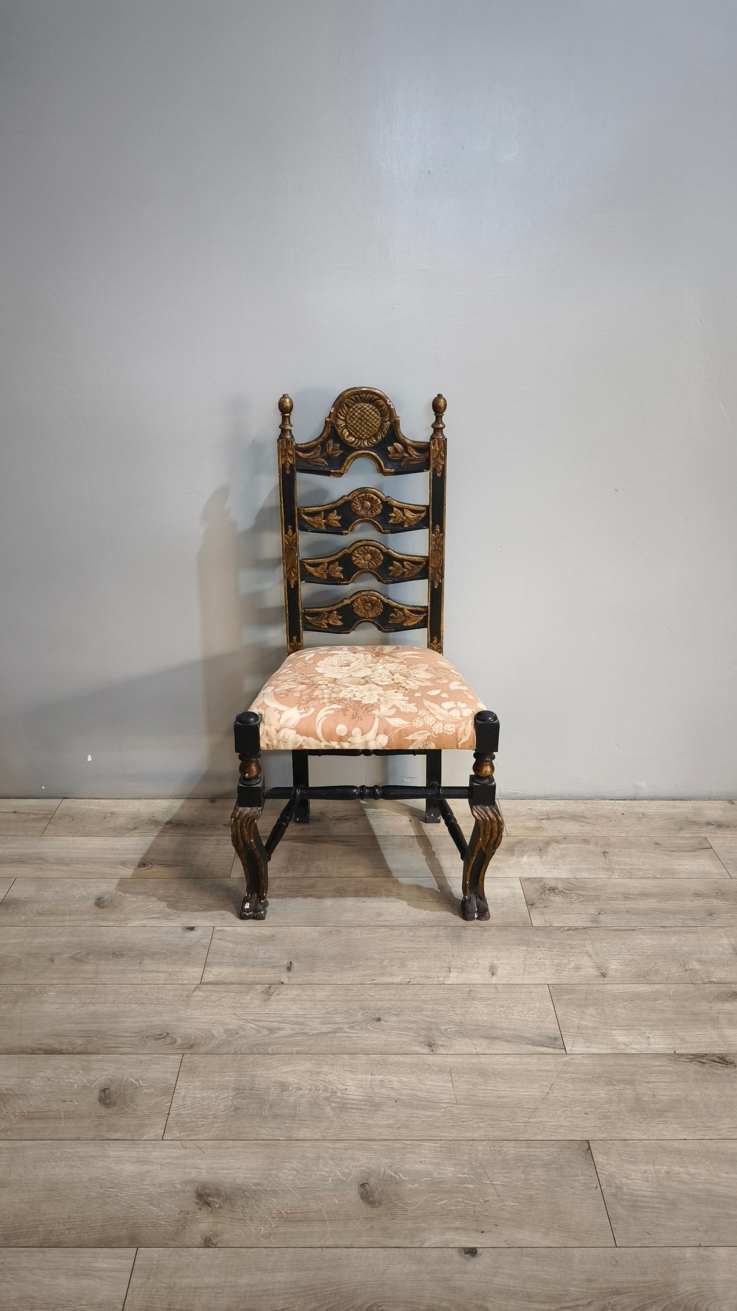 87417 Sedia in legno intagliato con seduta imbottita