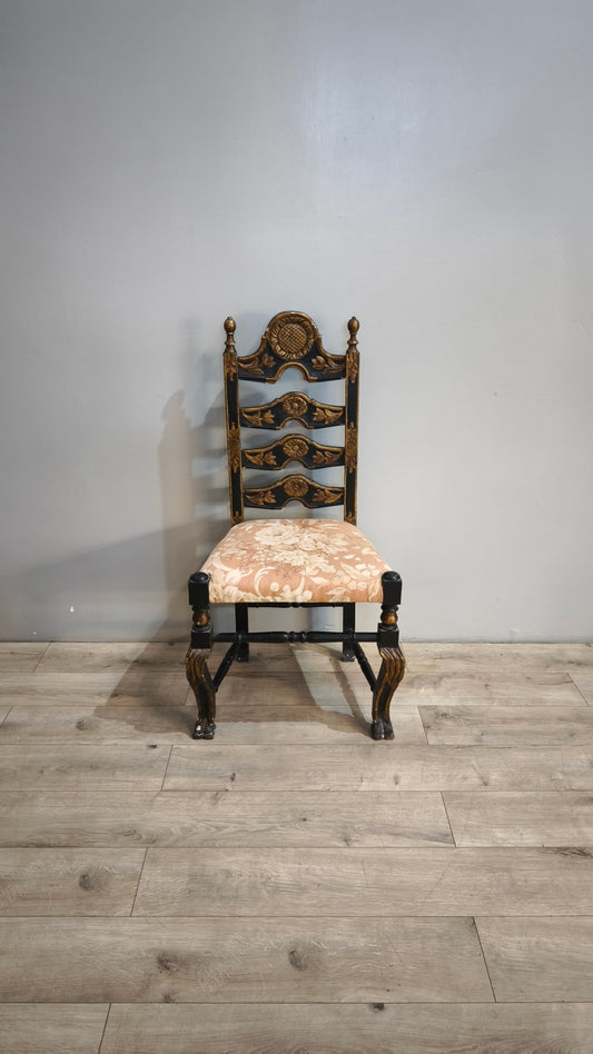 87417 Sedia in legno intagliato con seduta imbottita