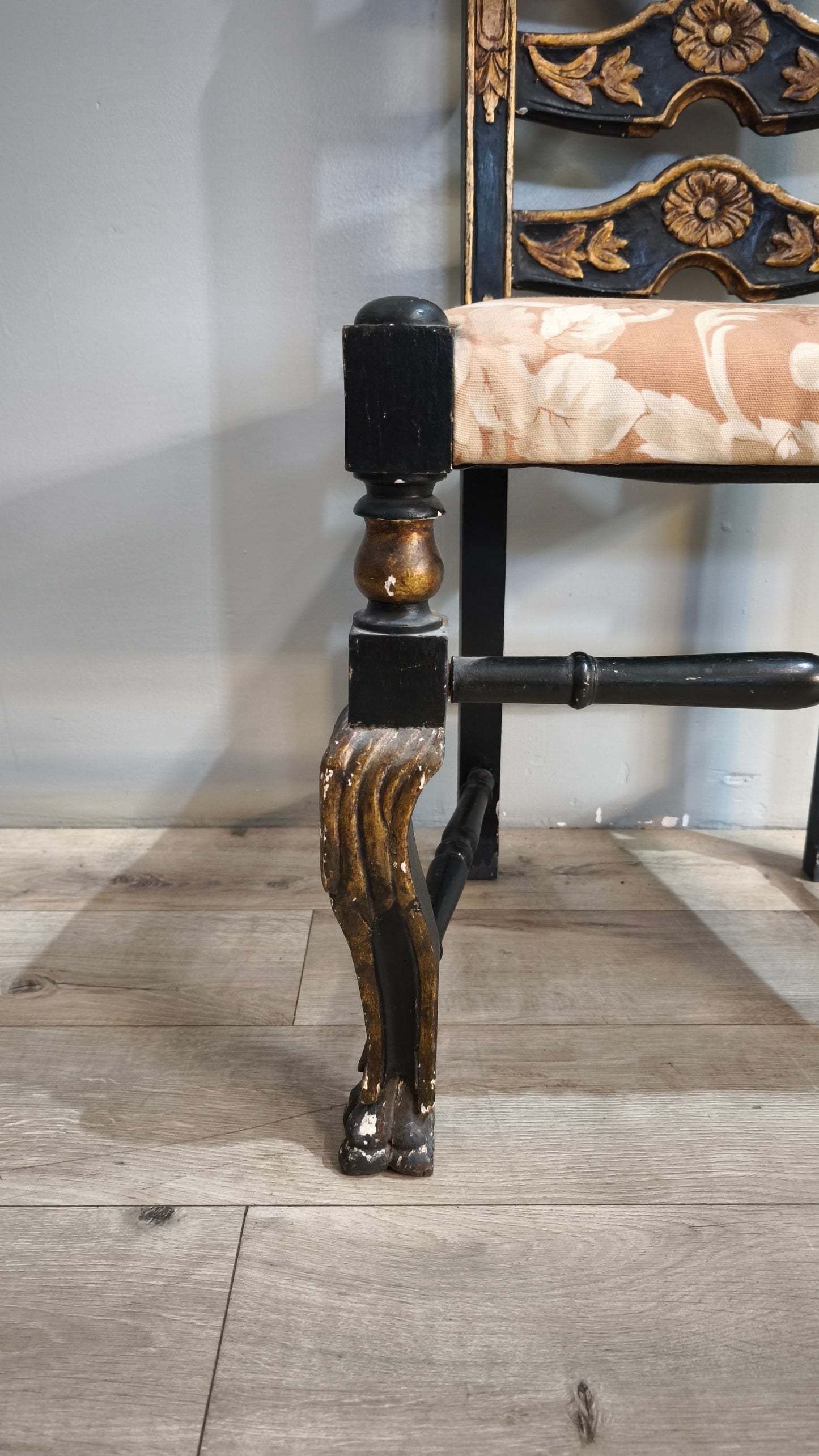 87417 Sedia in legno intagliato con seduta imbottita