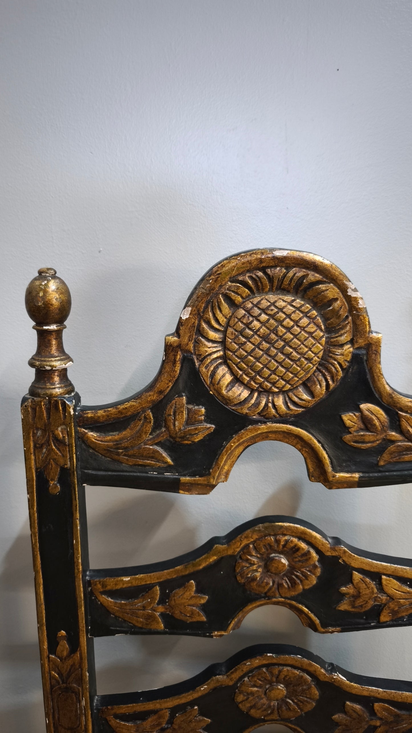 87417 Sedia in legno intagliato con seduta imbottita
