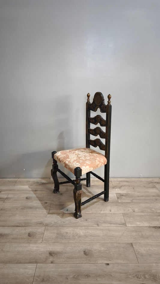 87417 Sedia in legno intagliato con seduta imbottita