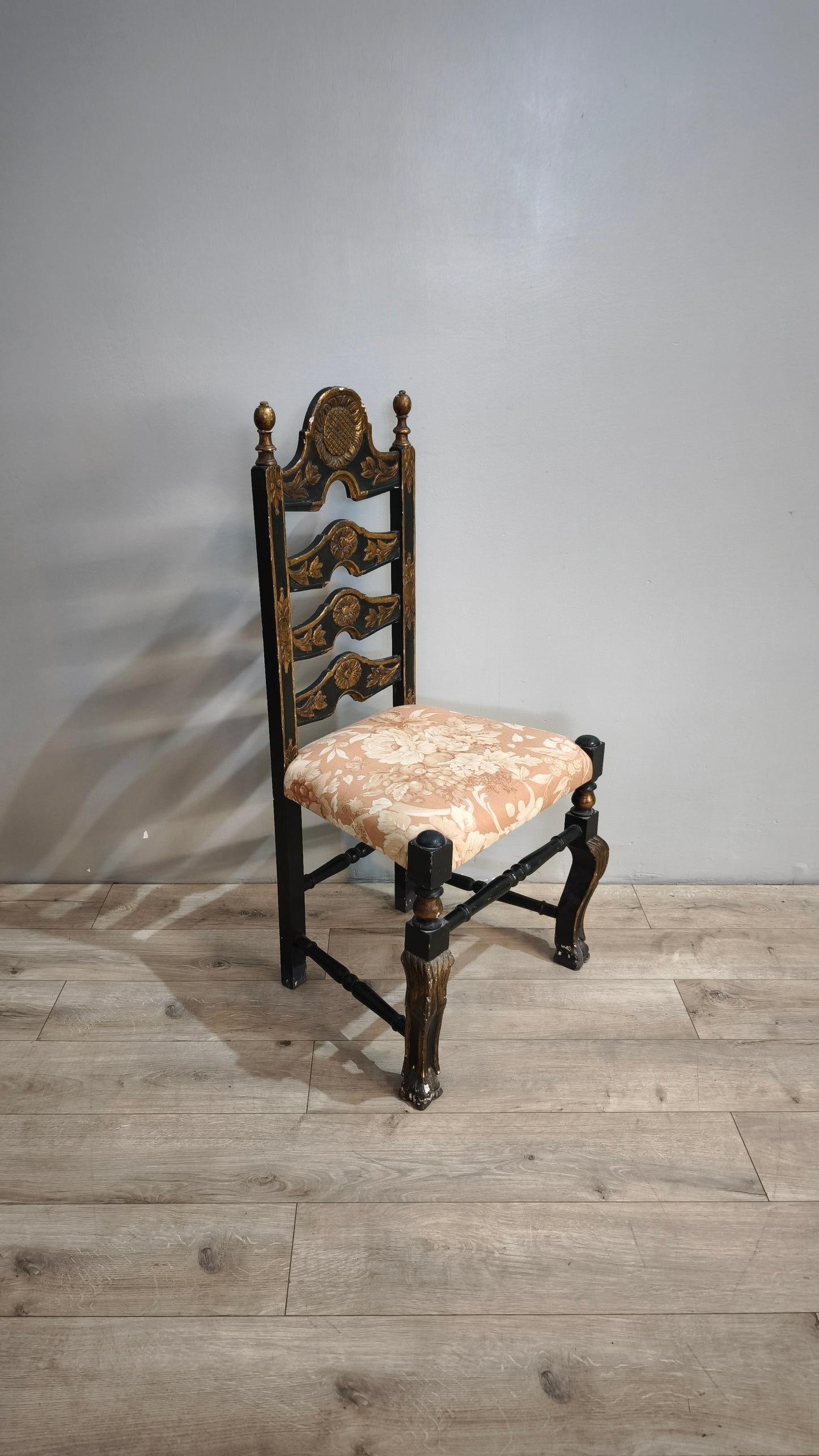 87417 Sedia in legno intagliato con seduta imbottita