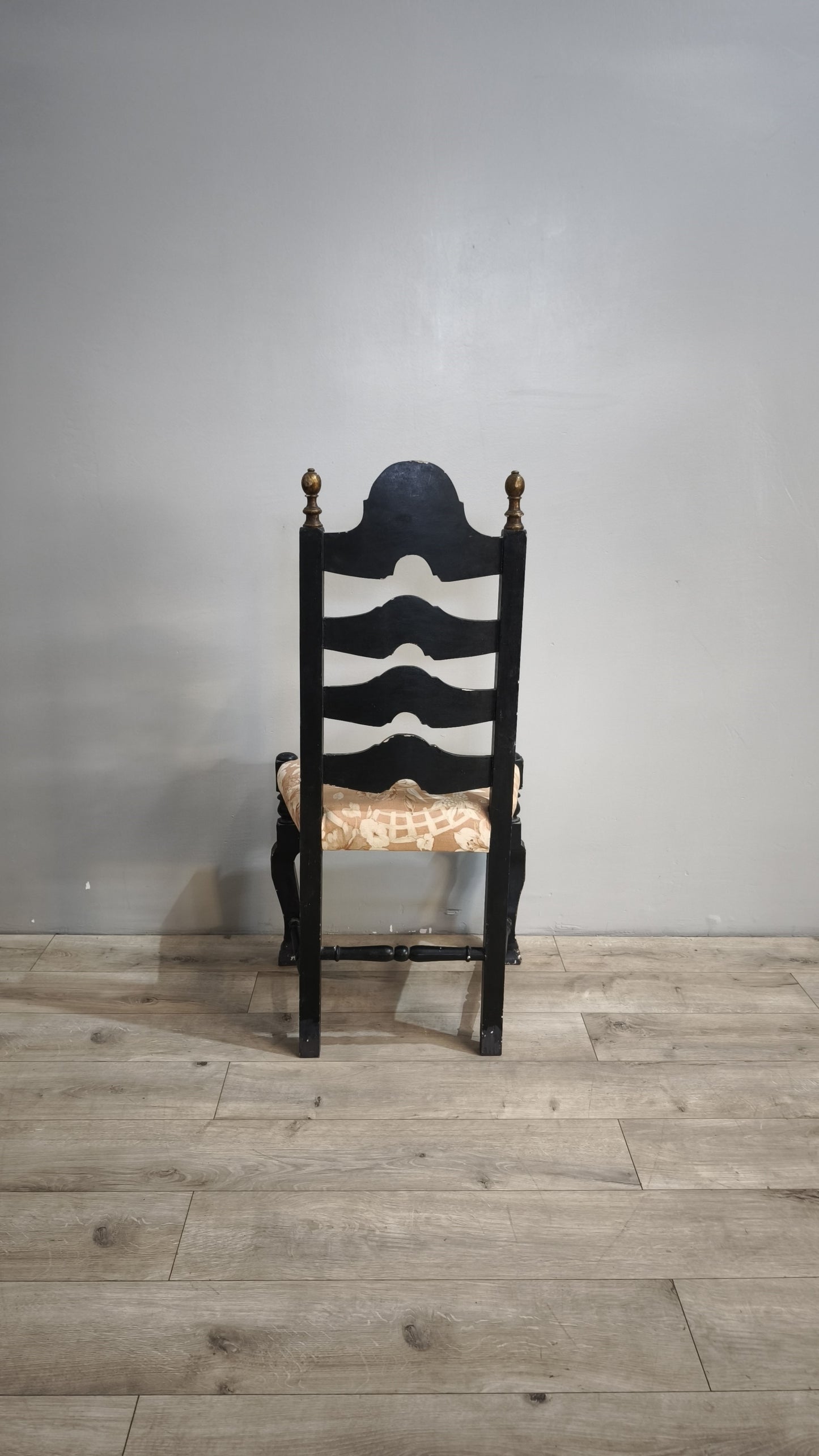 87417 Sedia in legno intagliato con seduta imbottita