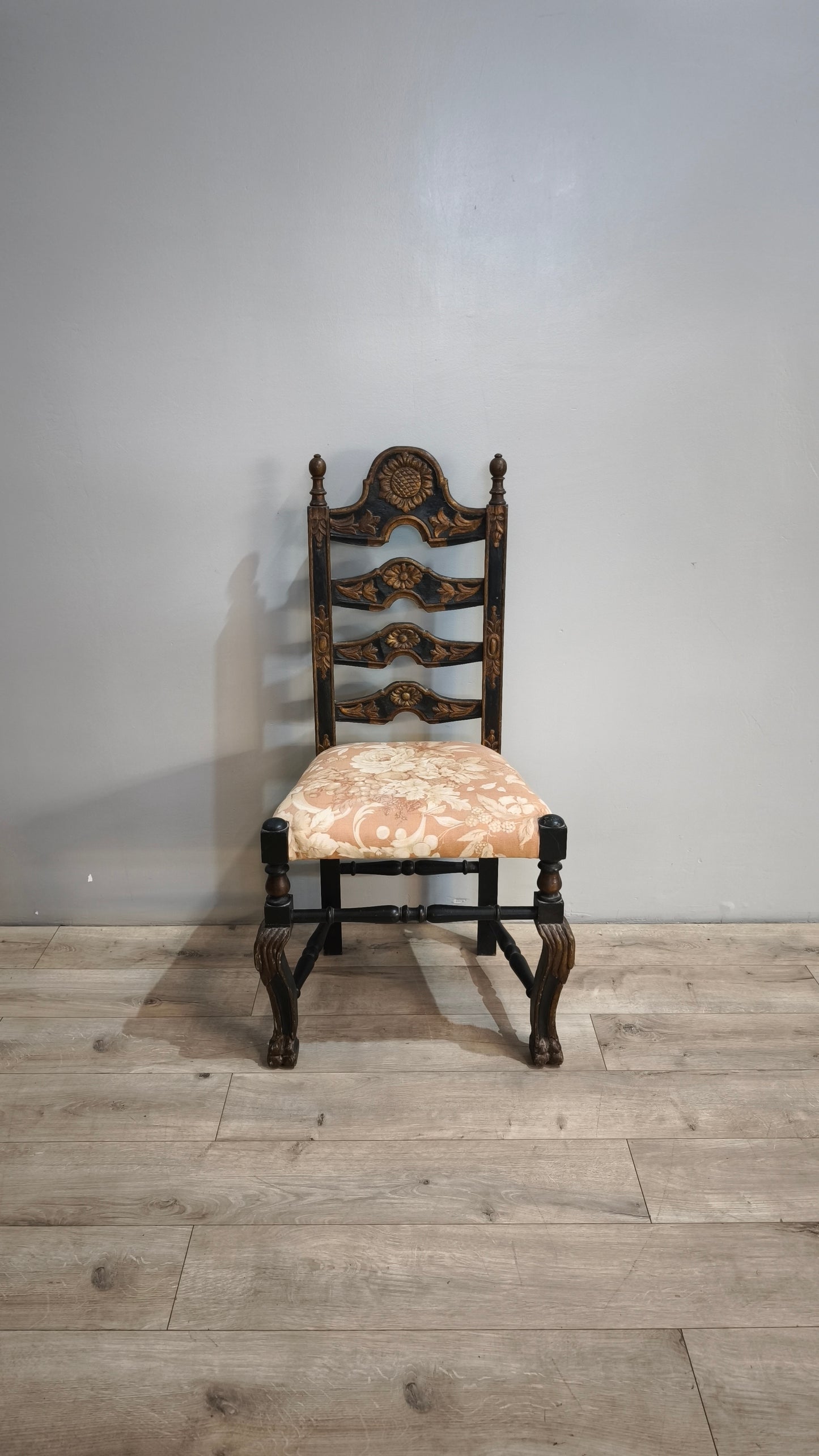 87417-2 Sedia in legno intagliato con seduta imbottita