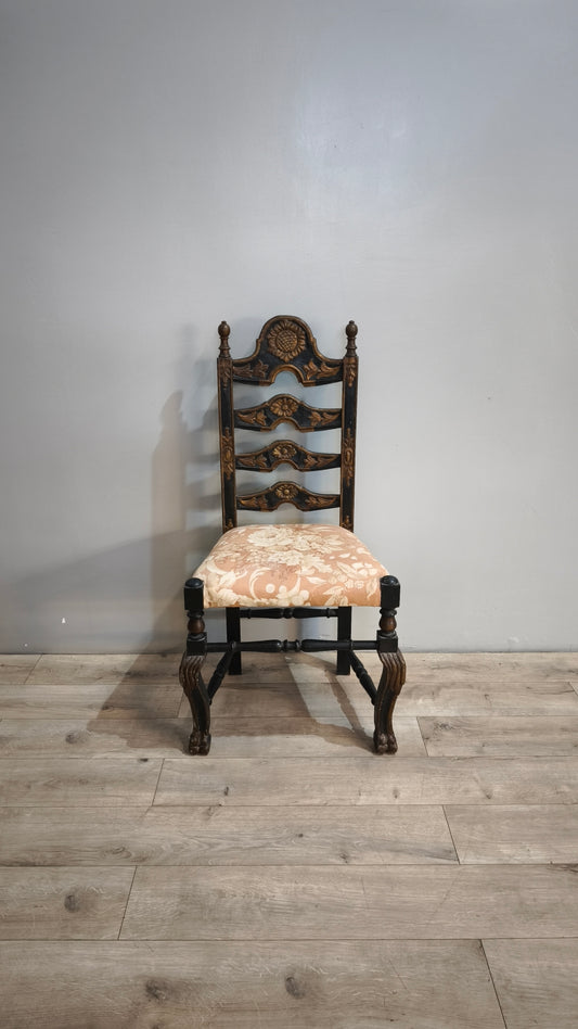 87417-2 Sedia in legno intagliato con seduta imbottita