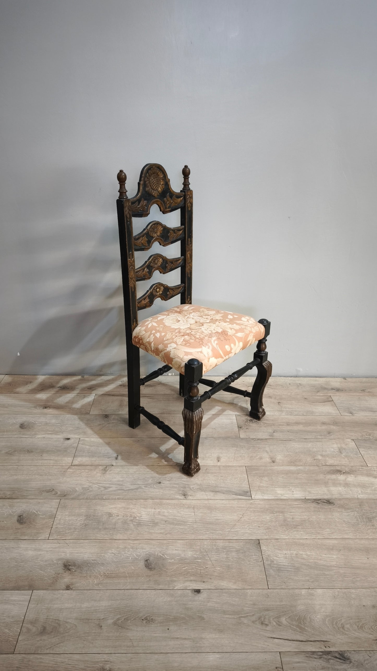87417-2 Sedia in legno intagliato con seduta imbottita