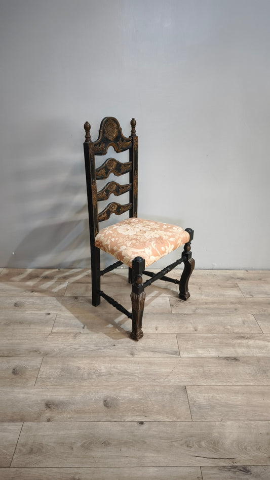 87417-2 Sedia in legno intagliato con seduta imbottita