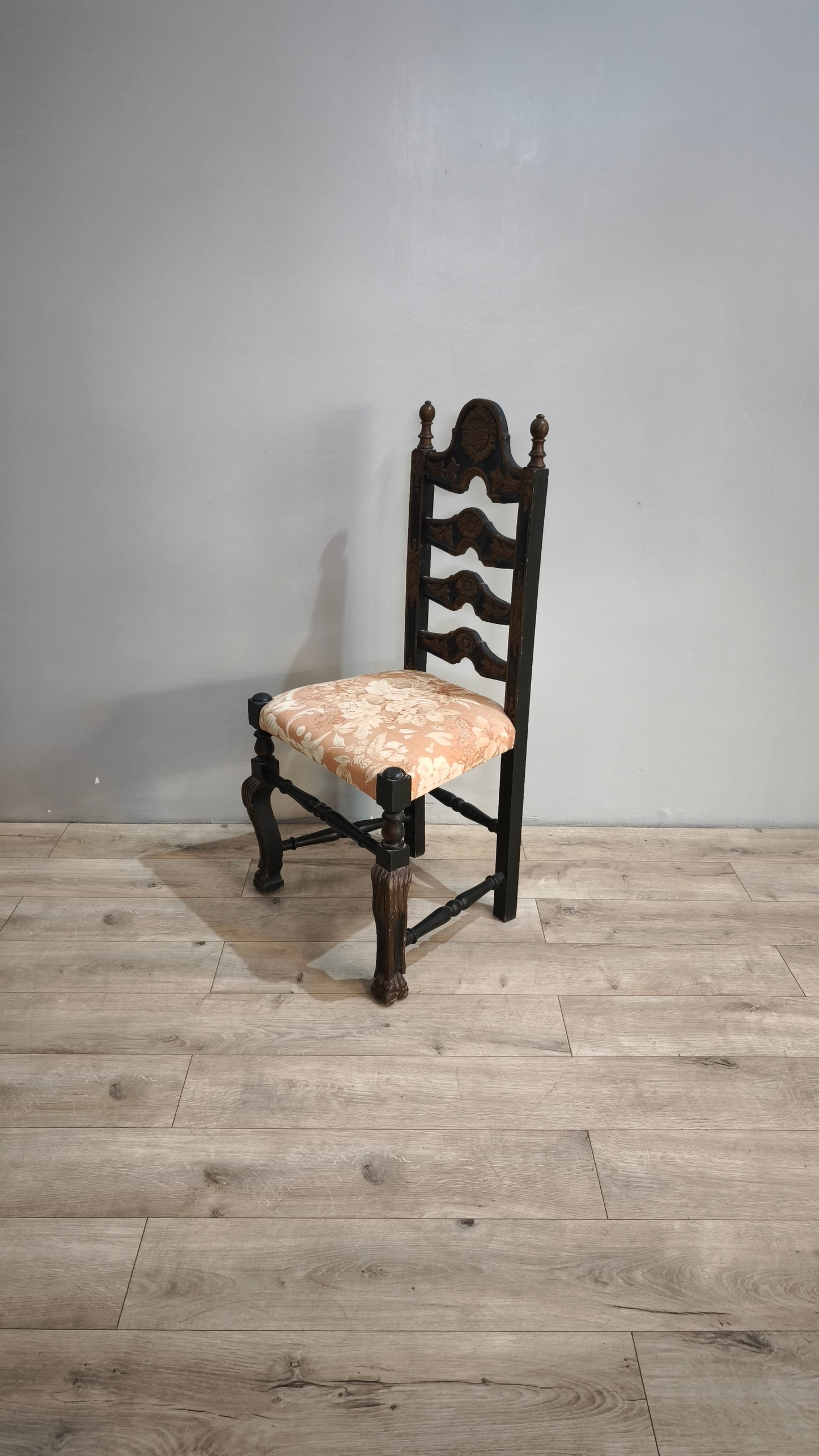 87417-2 Sedia in legno intagliato con seduta imbottita
