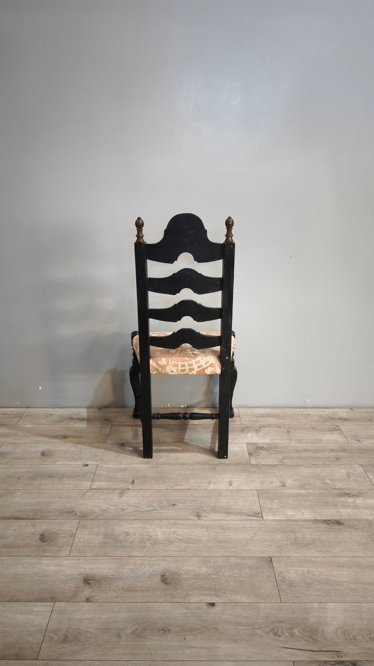 87417-2 Sedia in legno intagliato con seduta imbottita