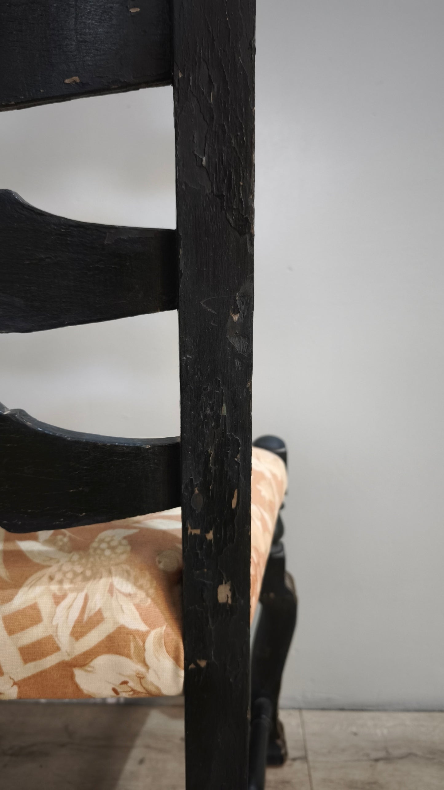 87417-2 Sedia in legno intagliato con seduta imbottita