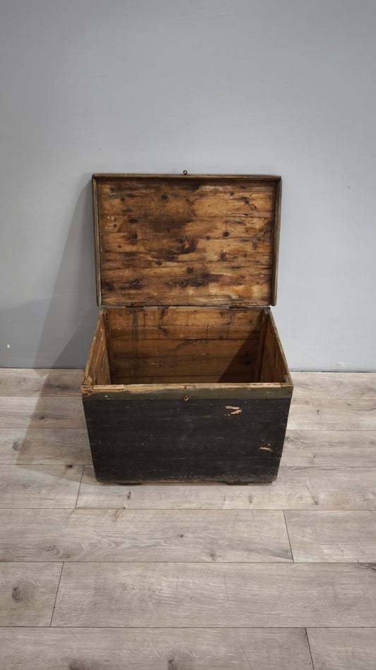 87439 Baule rustico in legno