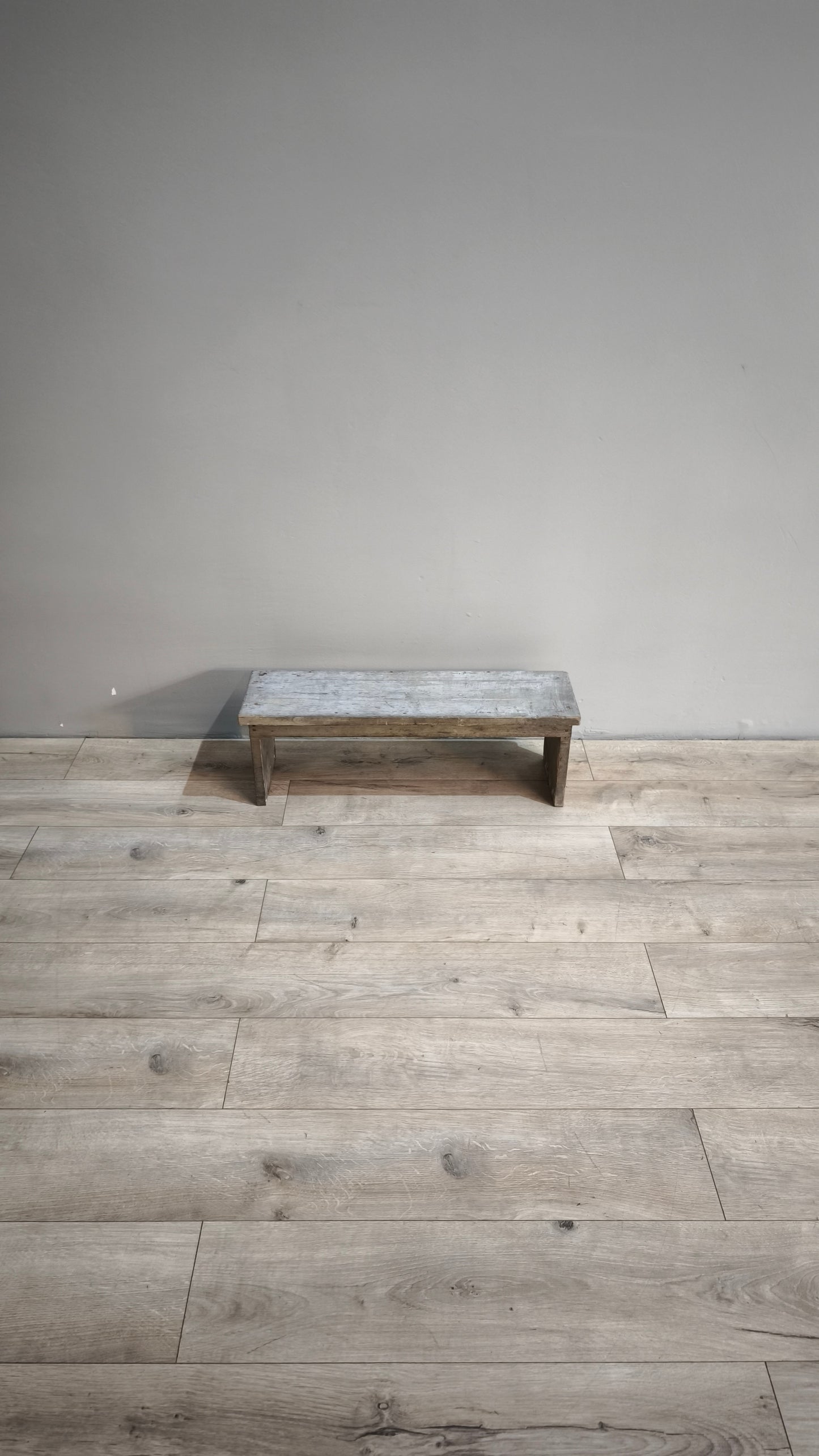 87446 Piccola panca rustica in legno