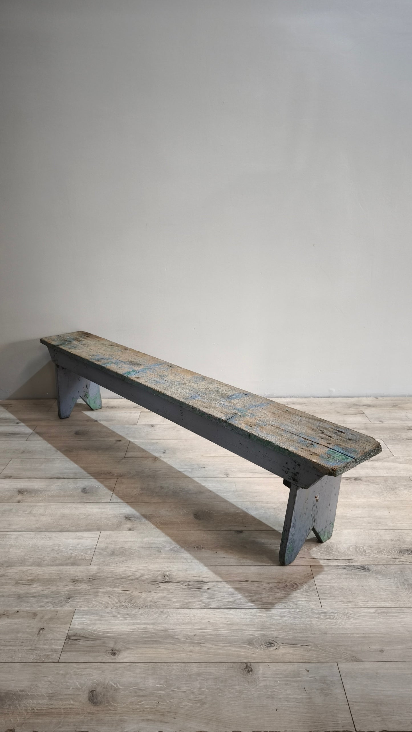 87444 Panca rustica in legno con base azzurra