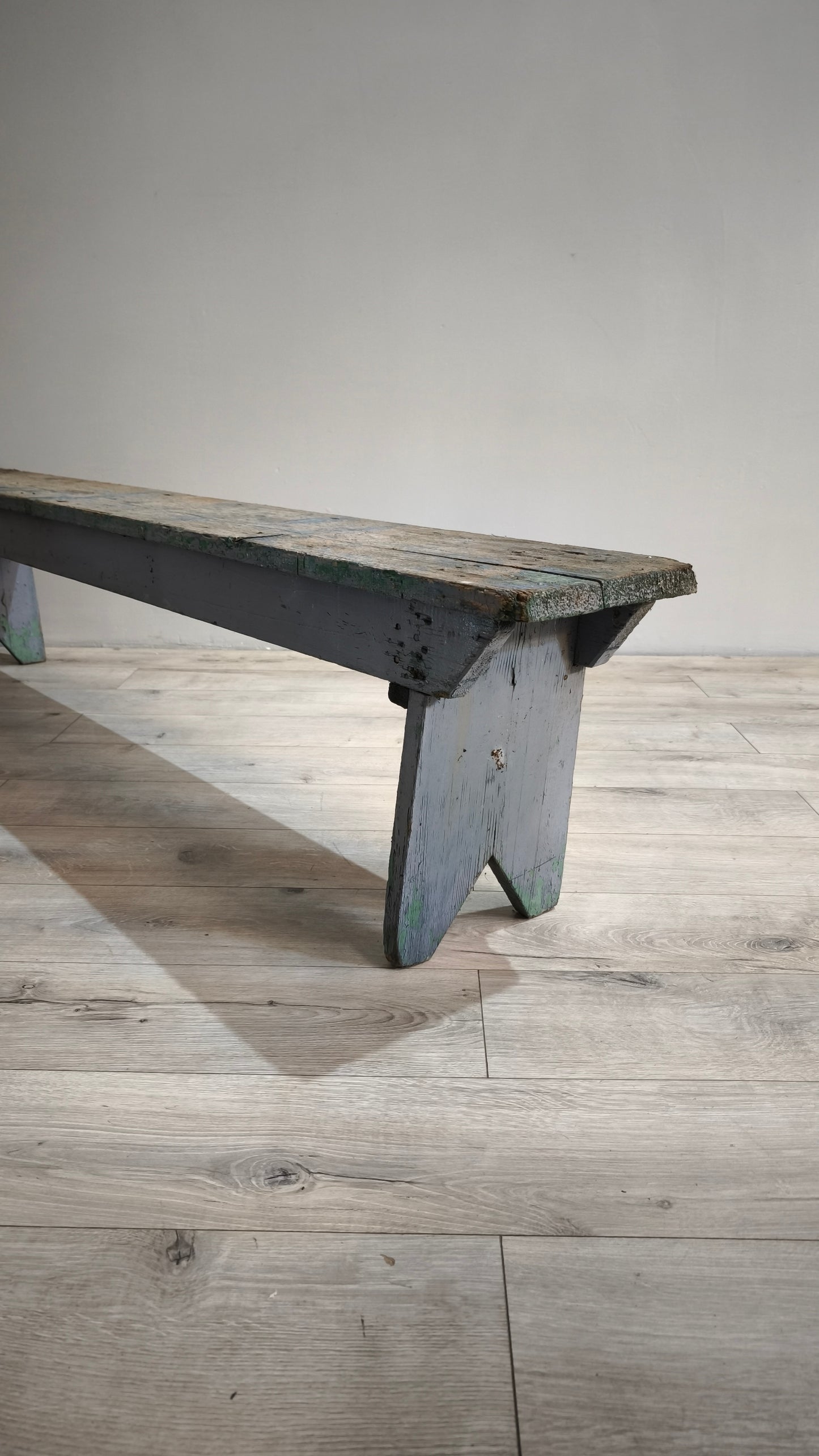 87444 Panca rustica in legno con base azzurra