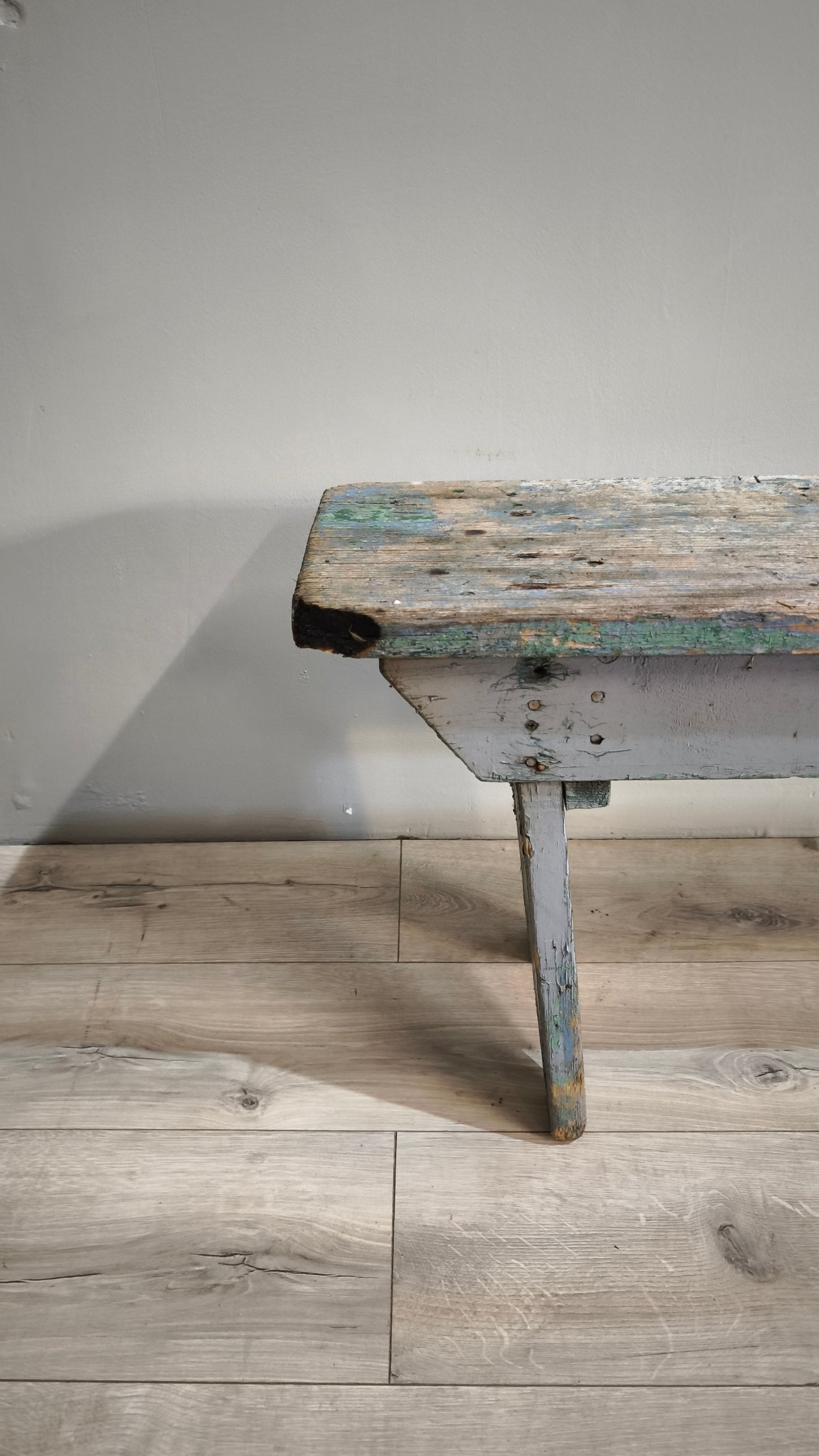 87444 Panca rustica in legno con base azzurra