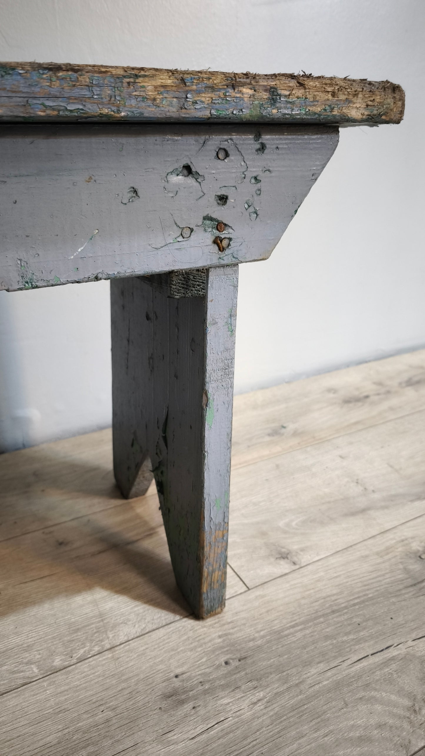 87444 Panca rustica in legno con base azzurra