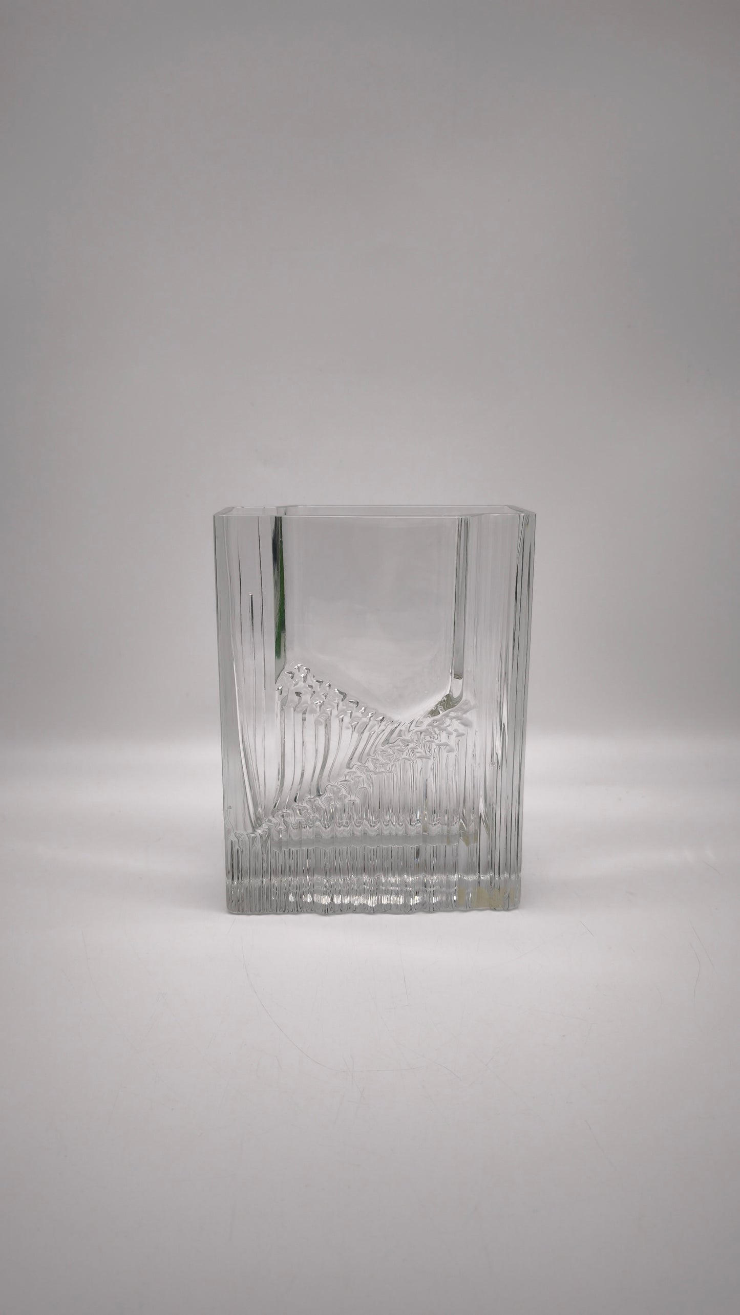 86945 Vaso Littala Sointu Tapio in vetro con design vintage a coste