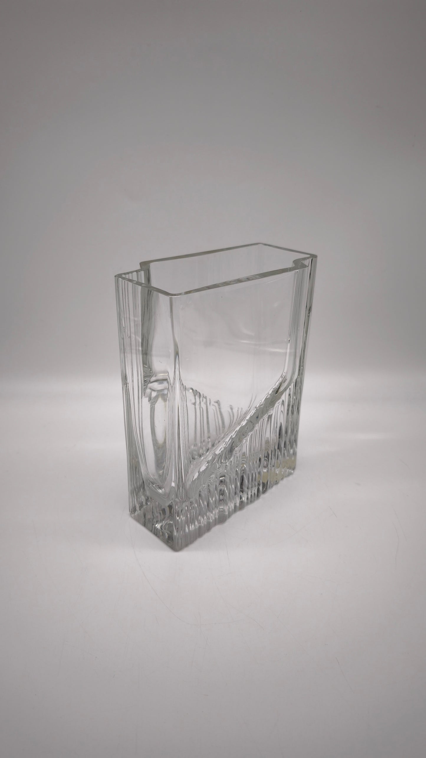 86945 Vaso Littala Sointu Tapio in vetro con design vintage a coste