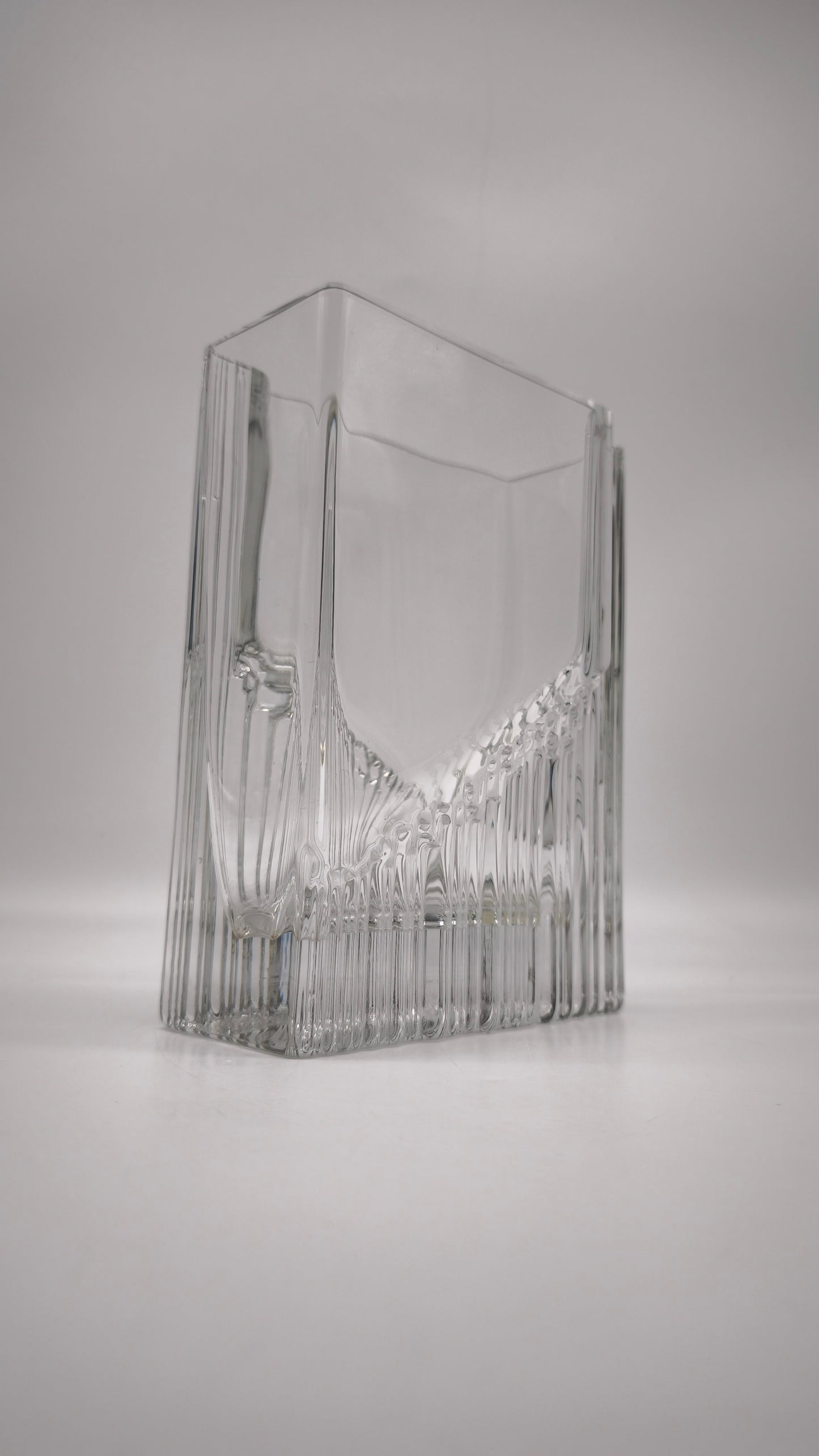 86945 Vaso Littala Sointu Tapio in vetro con design vintage a coste