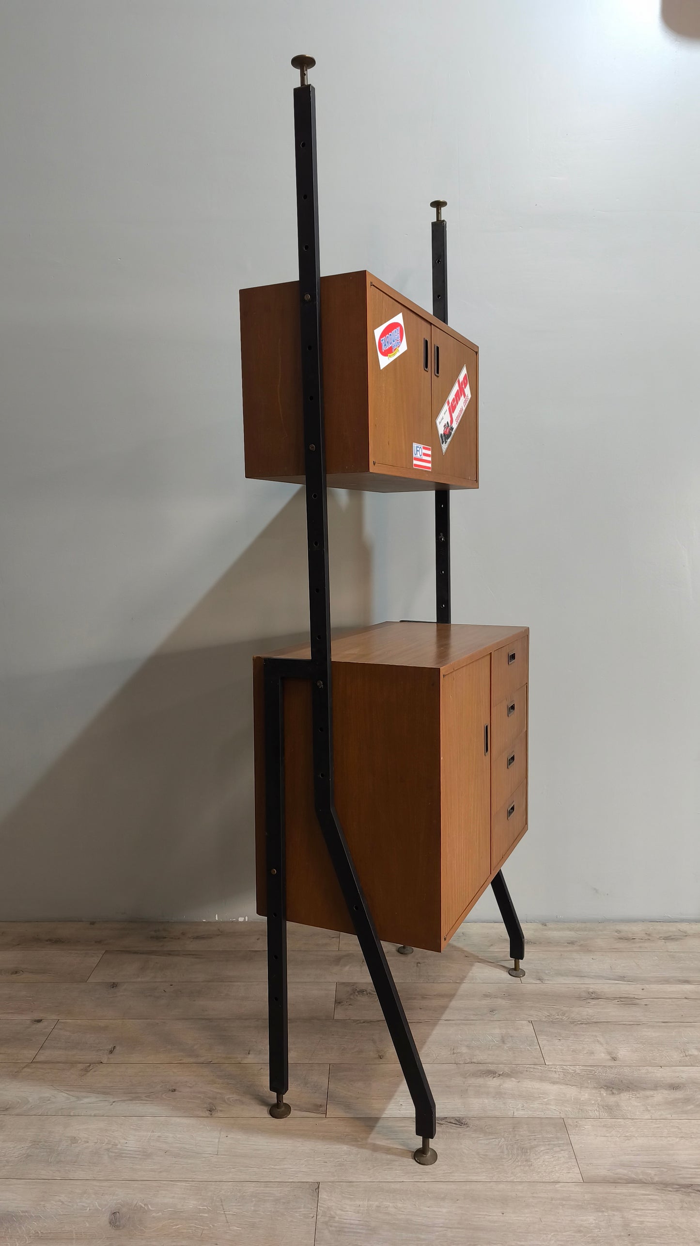 87589 Libreria stile nordico con quattro cassetti e tre sportelli
