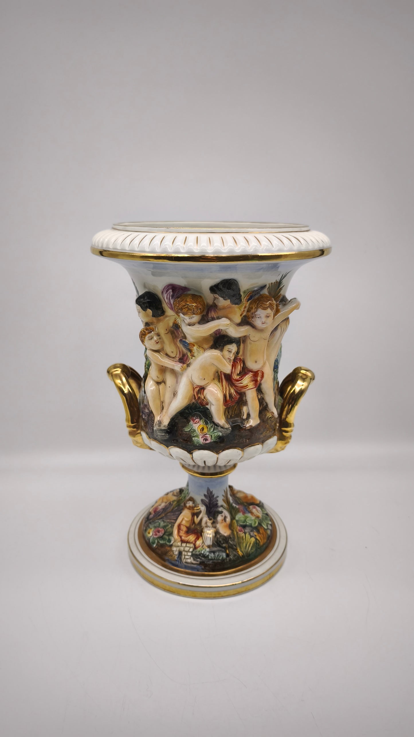 87661 Vaso in ceramica di Capodimonte con manici dorati