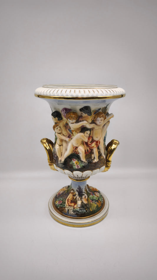 87661 Vaso in ceramica di Capodimonte con manici dorati