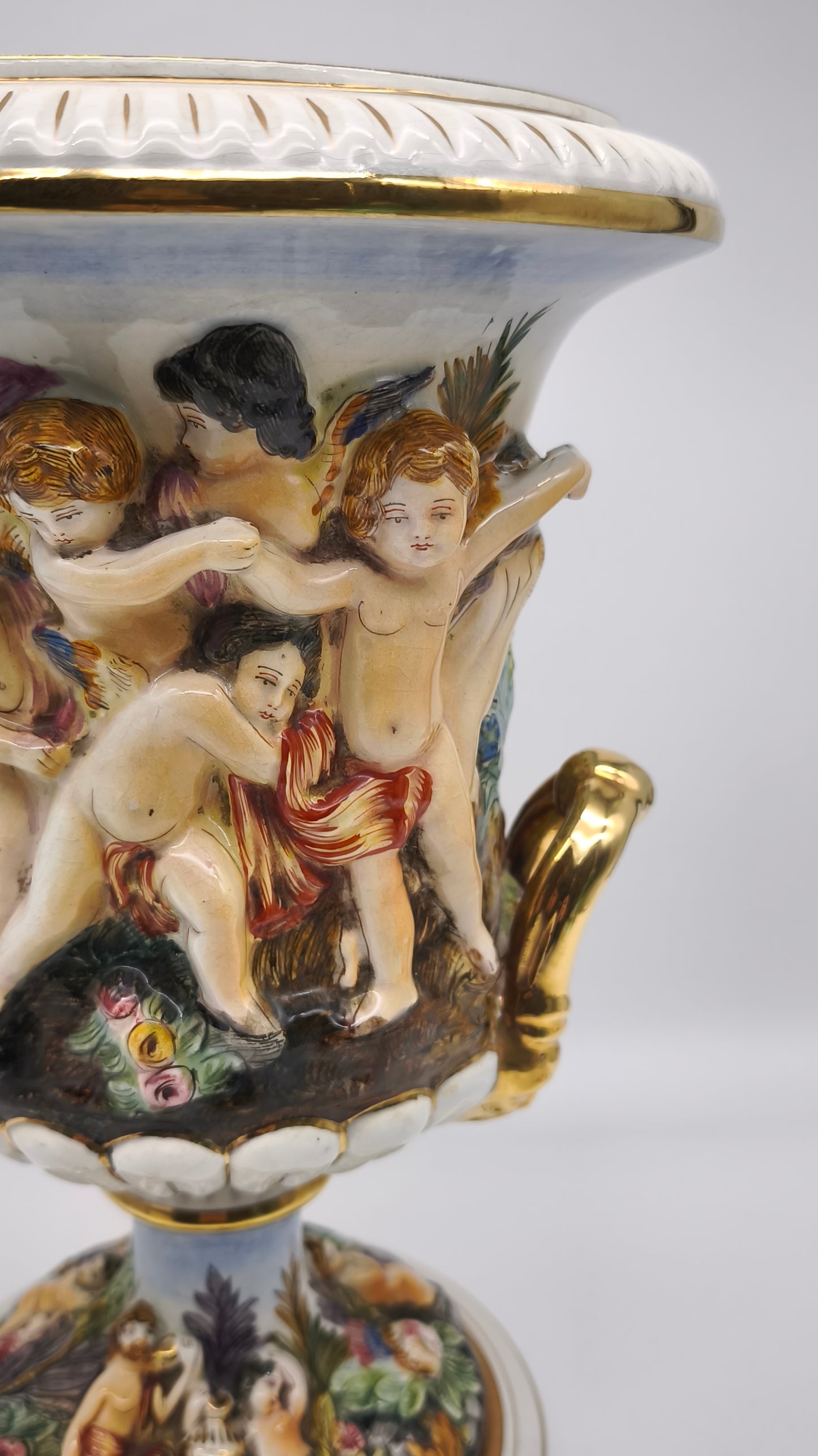 87661 Vaso in ceramica di Capodimonte con manici dorati