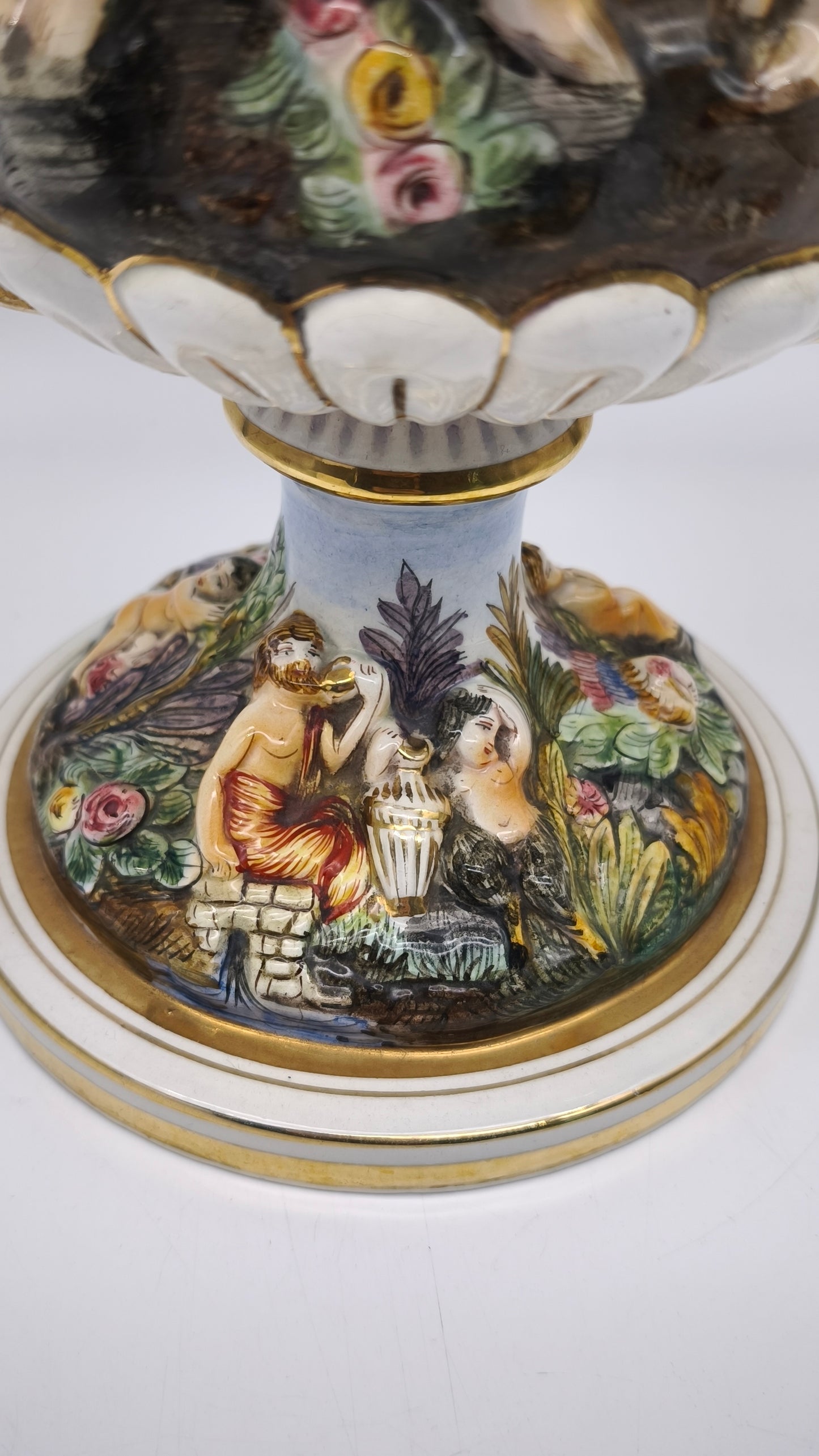 87661 Vaso in ceramica di Capodimonte con manici dorati