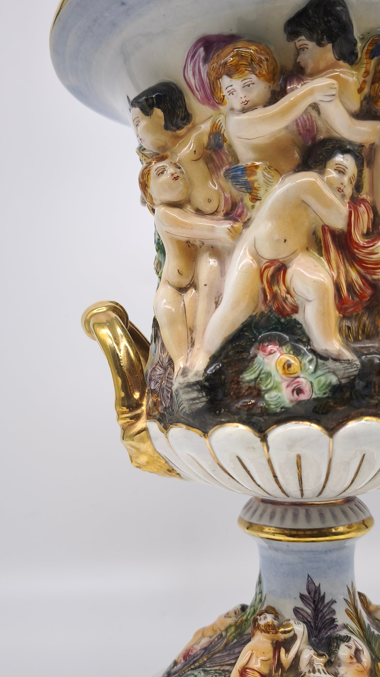87661 Vaso in ceramica di Capodimonte con manici dorati