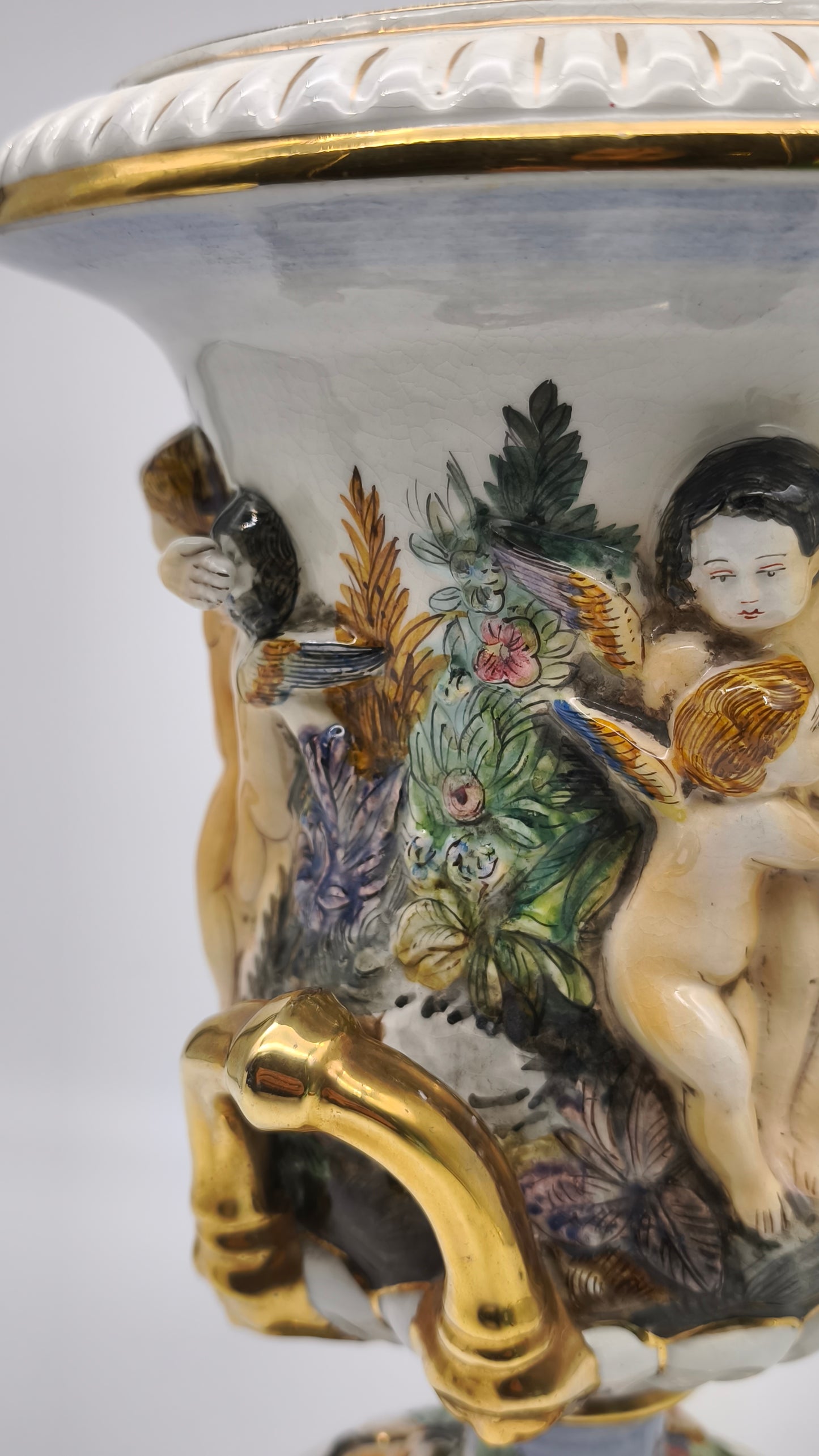 87661 Vaso in ceramica di Capodimonte con manici dorati