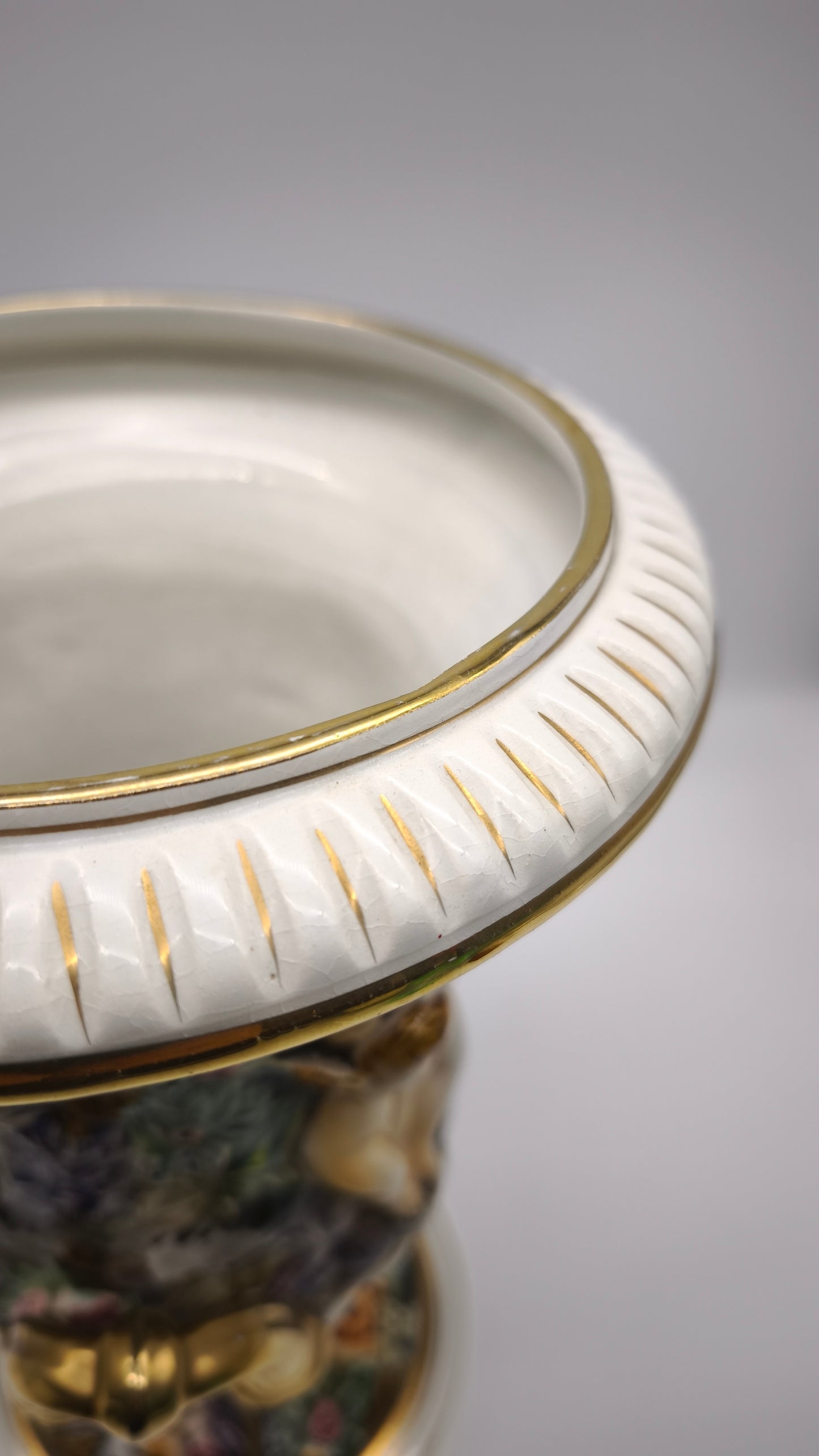 87661 Vaso in ceramica di Capodimonte con manici dorati