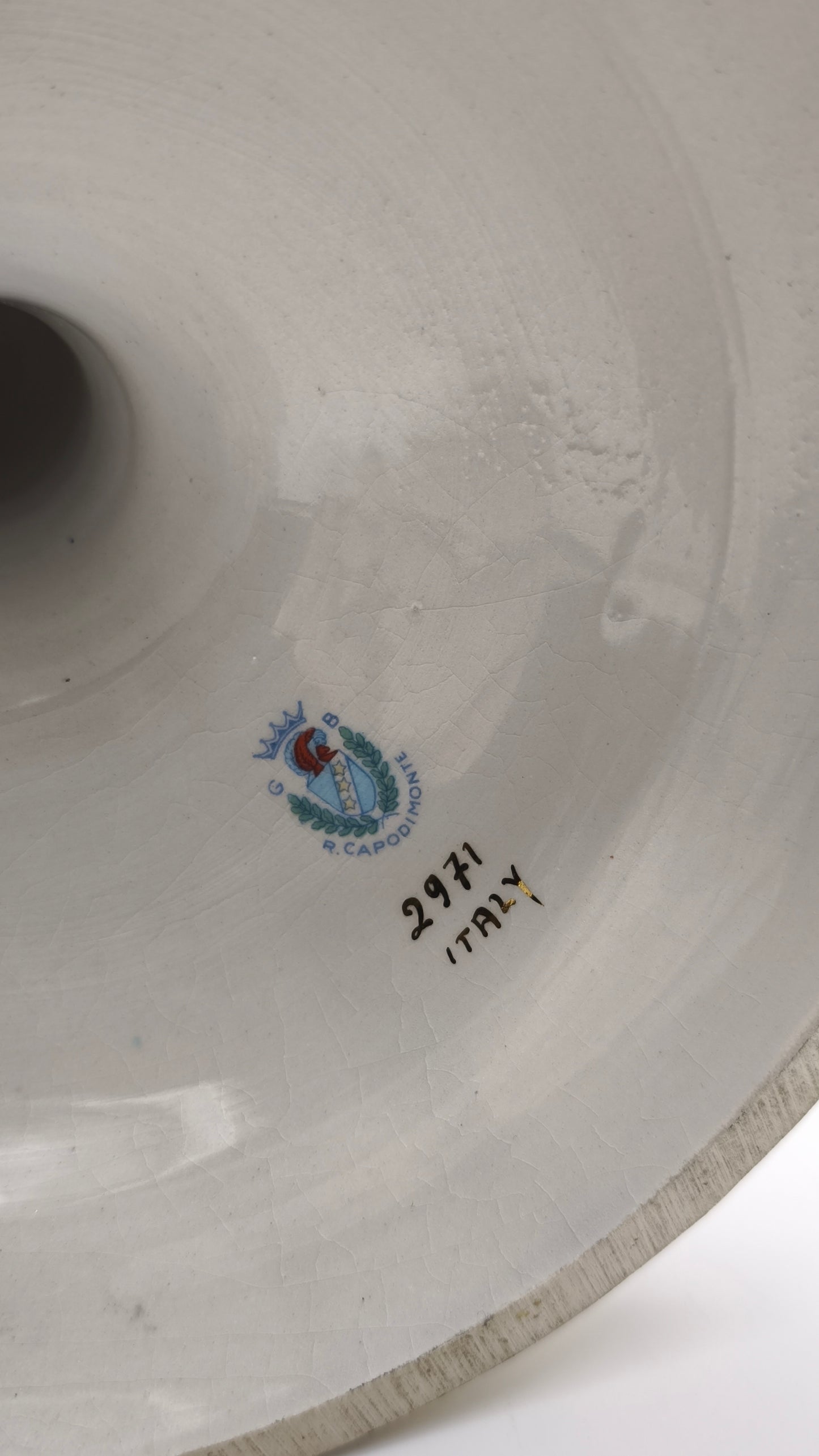 87661 Vaso in ceramica di Capodimonte con manici dorati