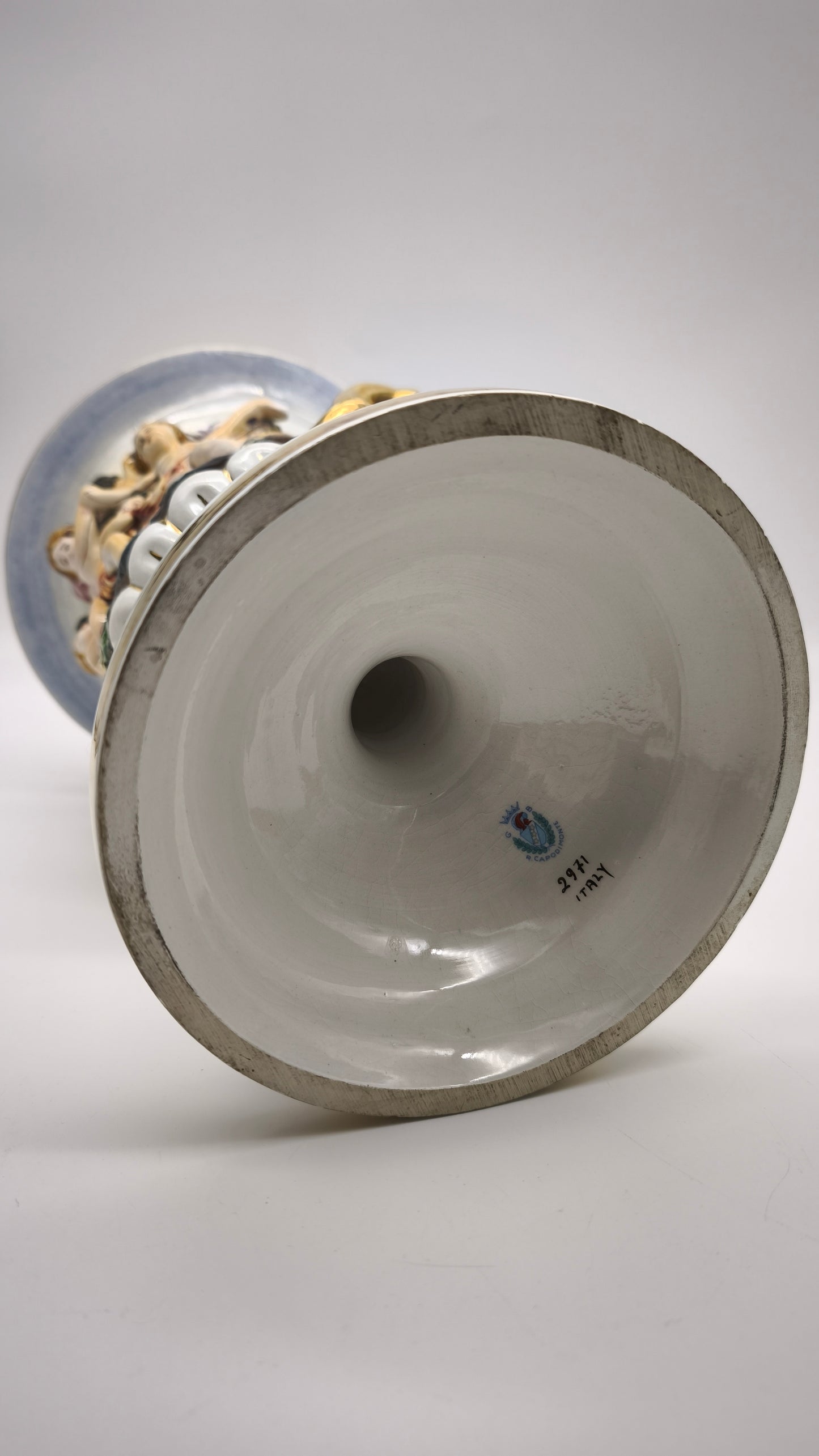 87661 Vaso in ceramica di Capodimonte con manici dorati