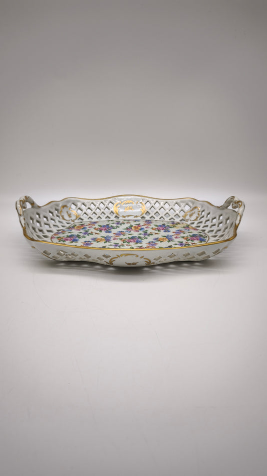 87634 Vassoio in ceramica traforata Meissen con decorazione a motivo floreale
