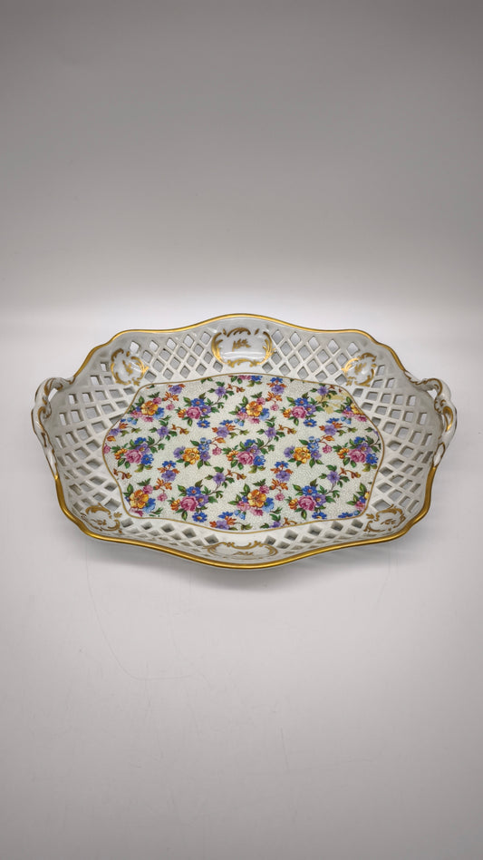 87634 Vassoio in ceramica traforata Meissen con decorazione a motivo floreale
