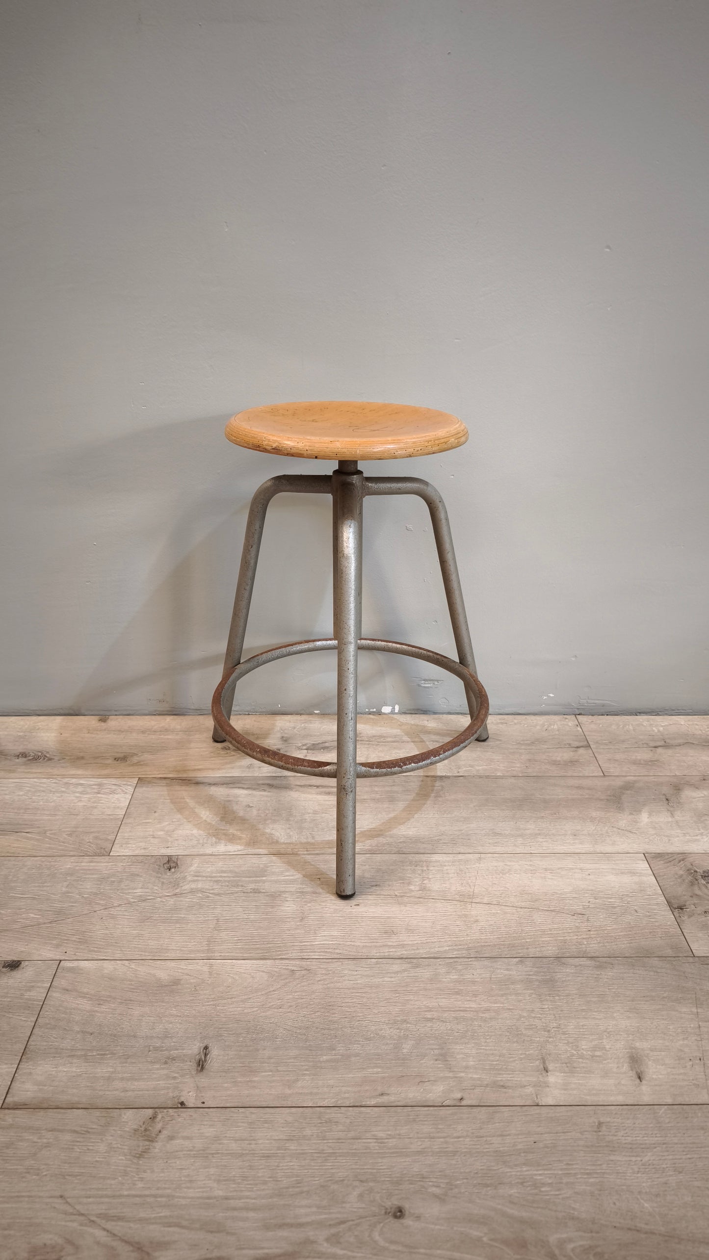 87740 Sgabello industriale con seduta in legno